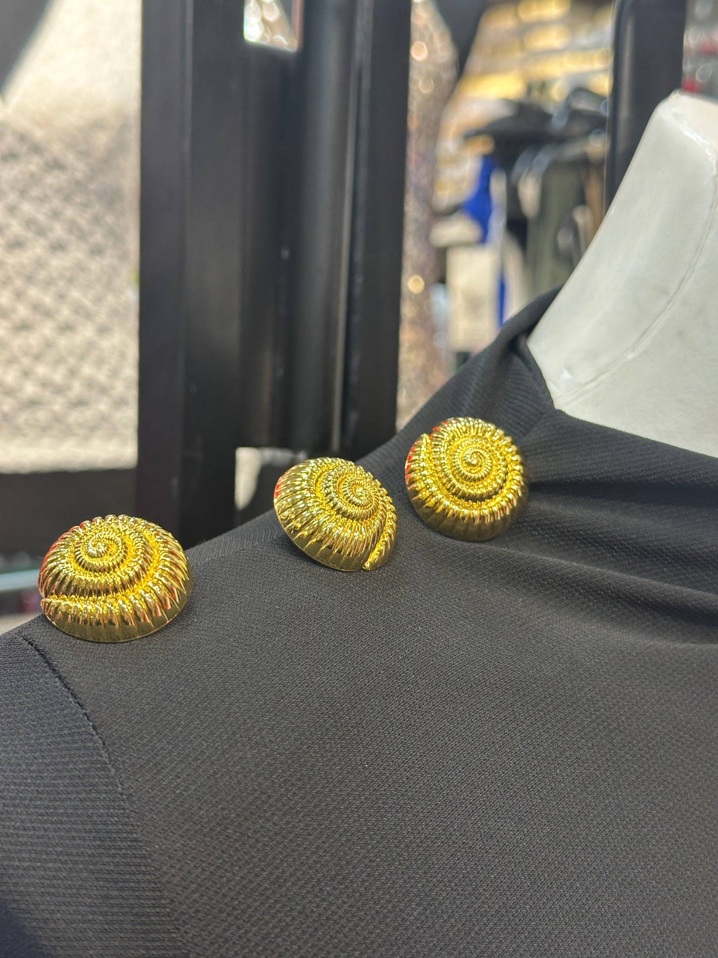 Vestito Asimmetrico con Dettagli Oro – Fascino Metropolitano