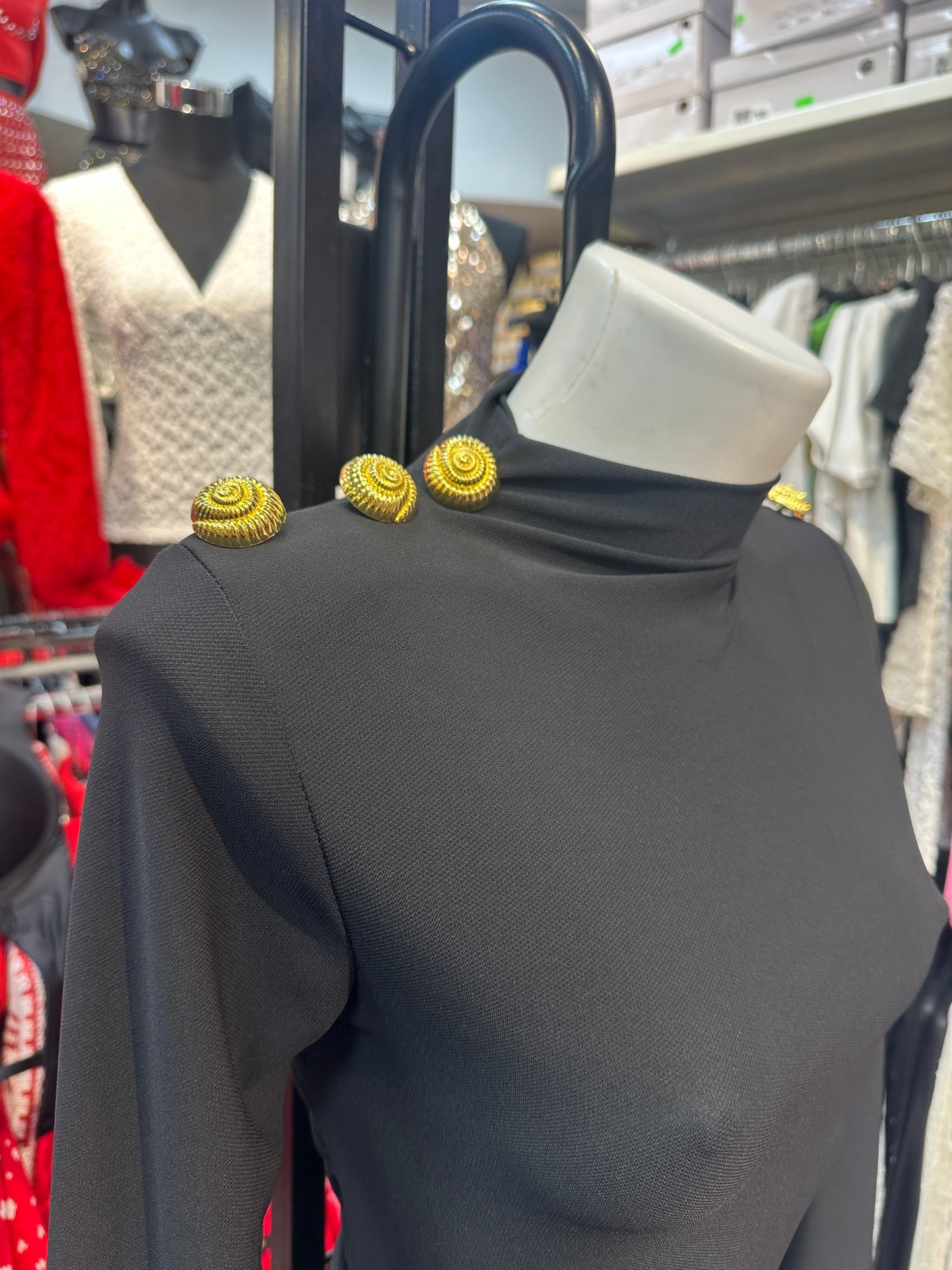 Vestito Asimmetrico con Dettagli Oro – Fascino Metropolitano