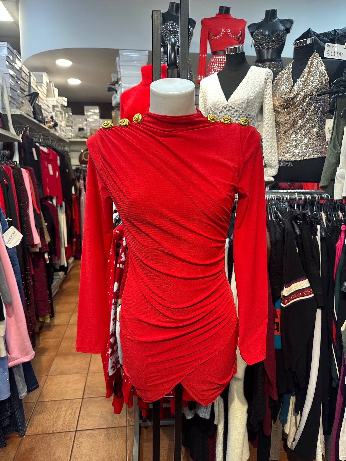 Vestito Asimmetrico con Dettagli Oro – Fascino Metropolitano