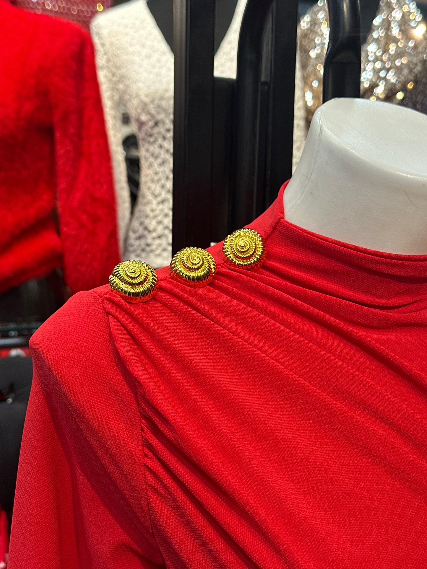 Vestito Asimmetrico con Dettagli Oro – Fascino Metropolitano