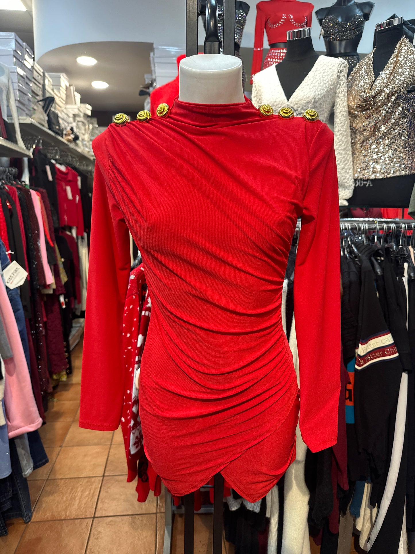 Vestito Asimmetrico con Dettagli Oro – Fascino Metropolitano