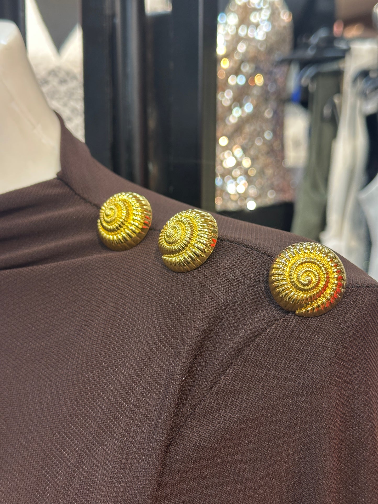 Vestito Asimmetrico con Dettagli Oro – Fascino Metropolitano