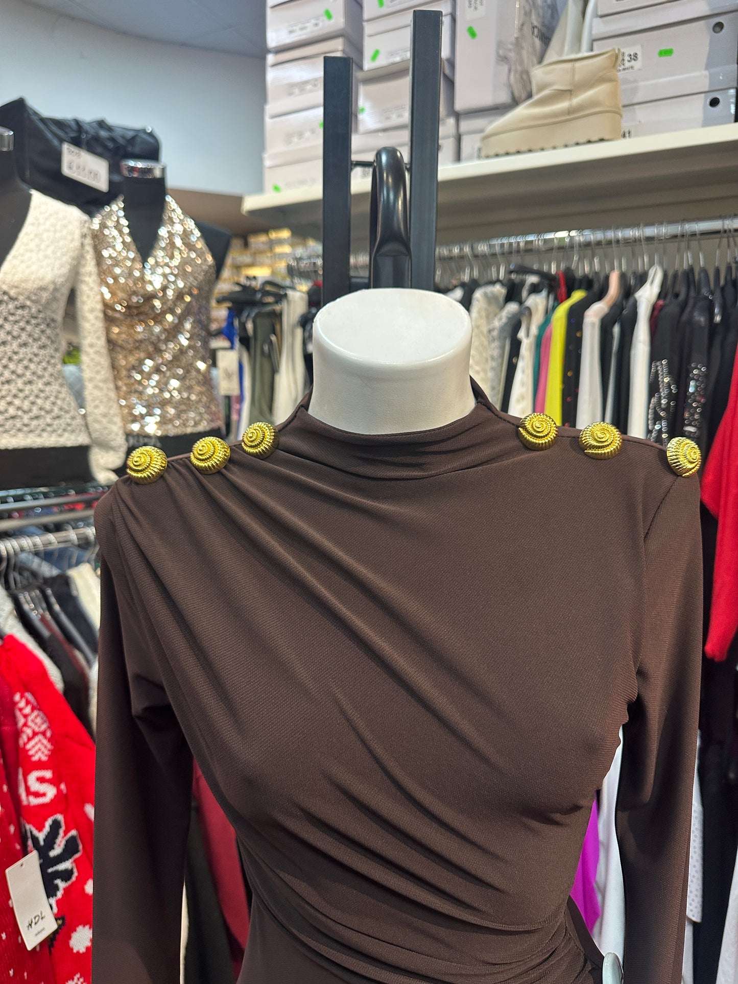 Vestito Asimmetrico con Dettagli Oro – Fascino Metropolitano