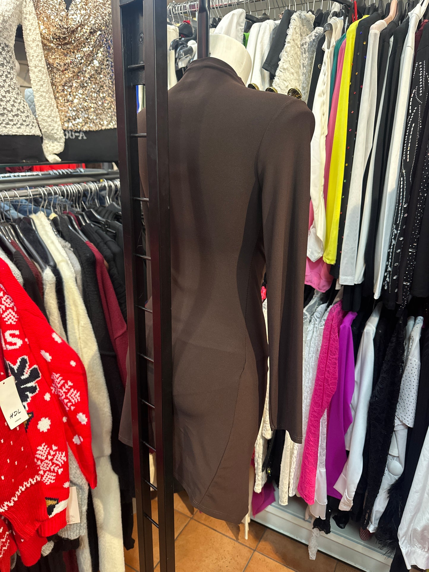 Vestito Asimmetrico con Dettagli Oro – Fascino Metropolitano