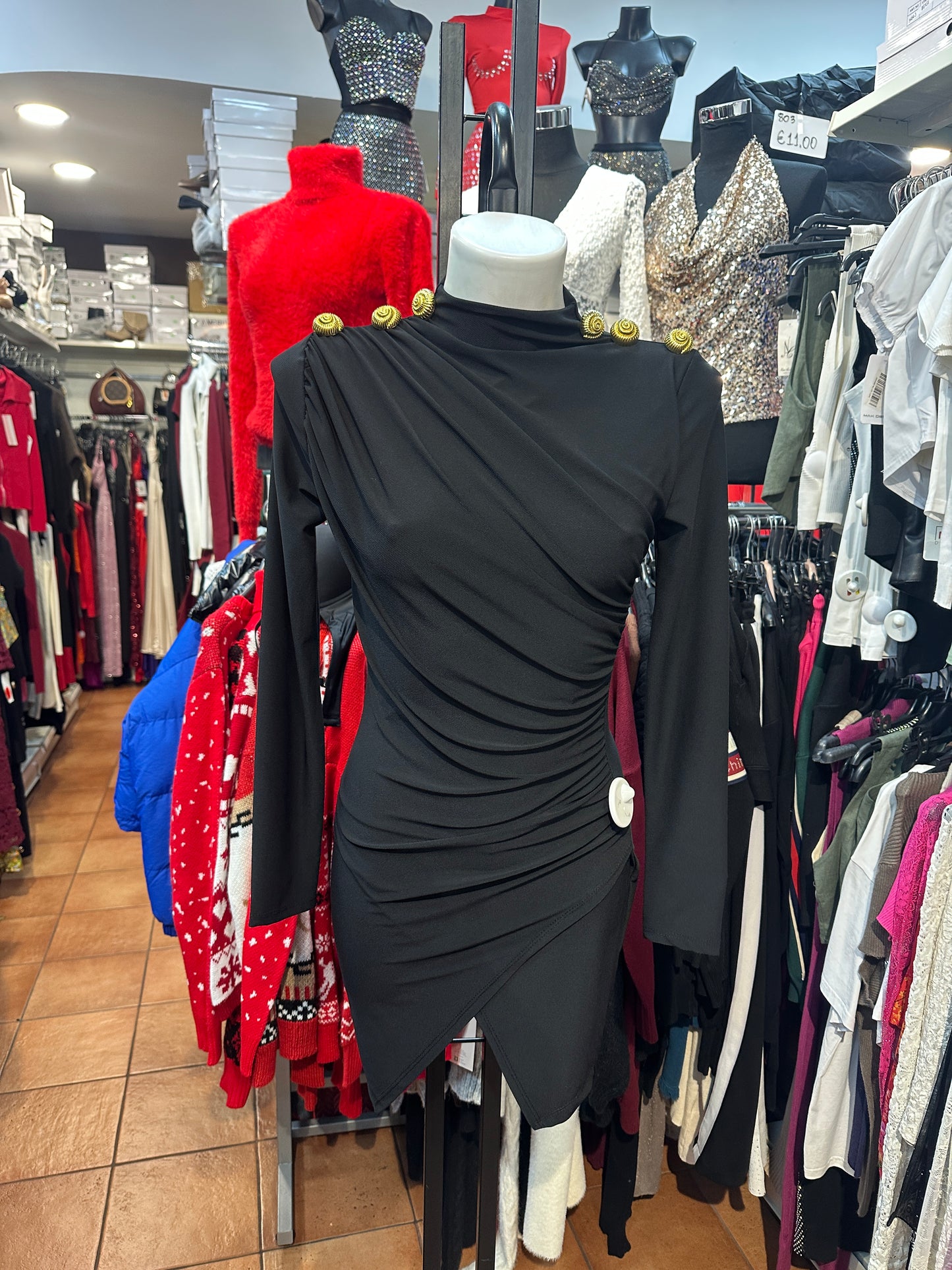 Vestito Asimmetrico con Dettagli Oro – Fascino Metropolitano