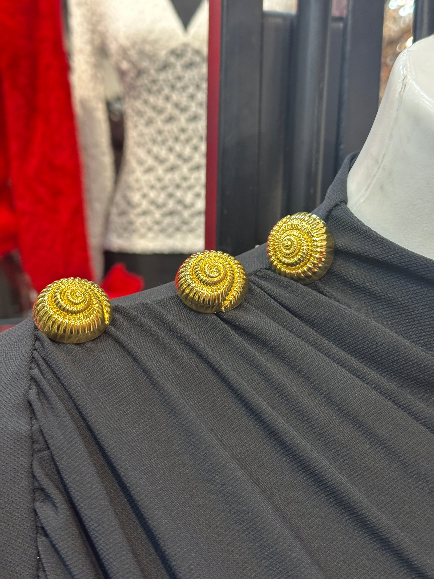 Vestito Asimmetrico con Dettagli Oro – Fascino Metropolitano