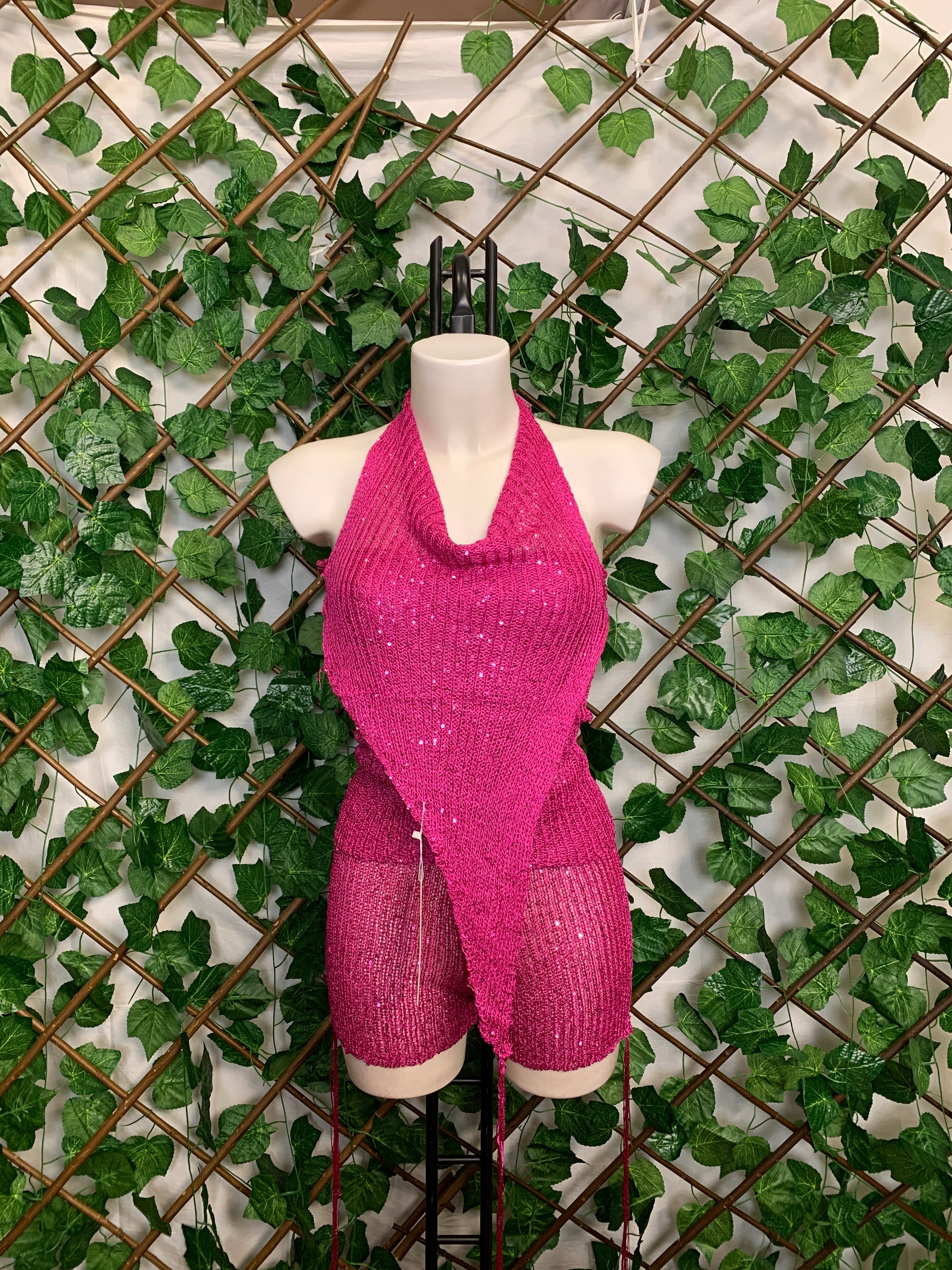 Completo a tre pezzi top asimmetrico e pantaloncino fucsia