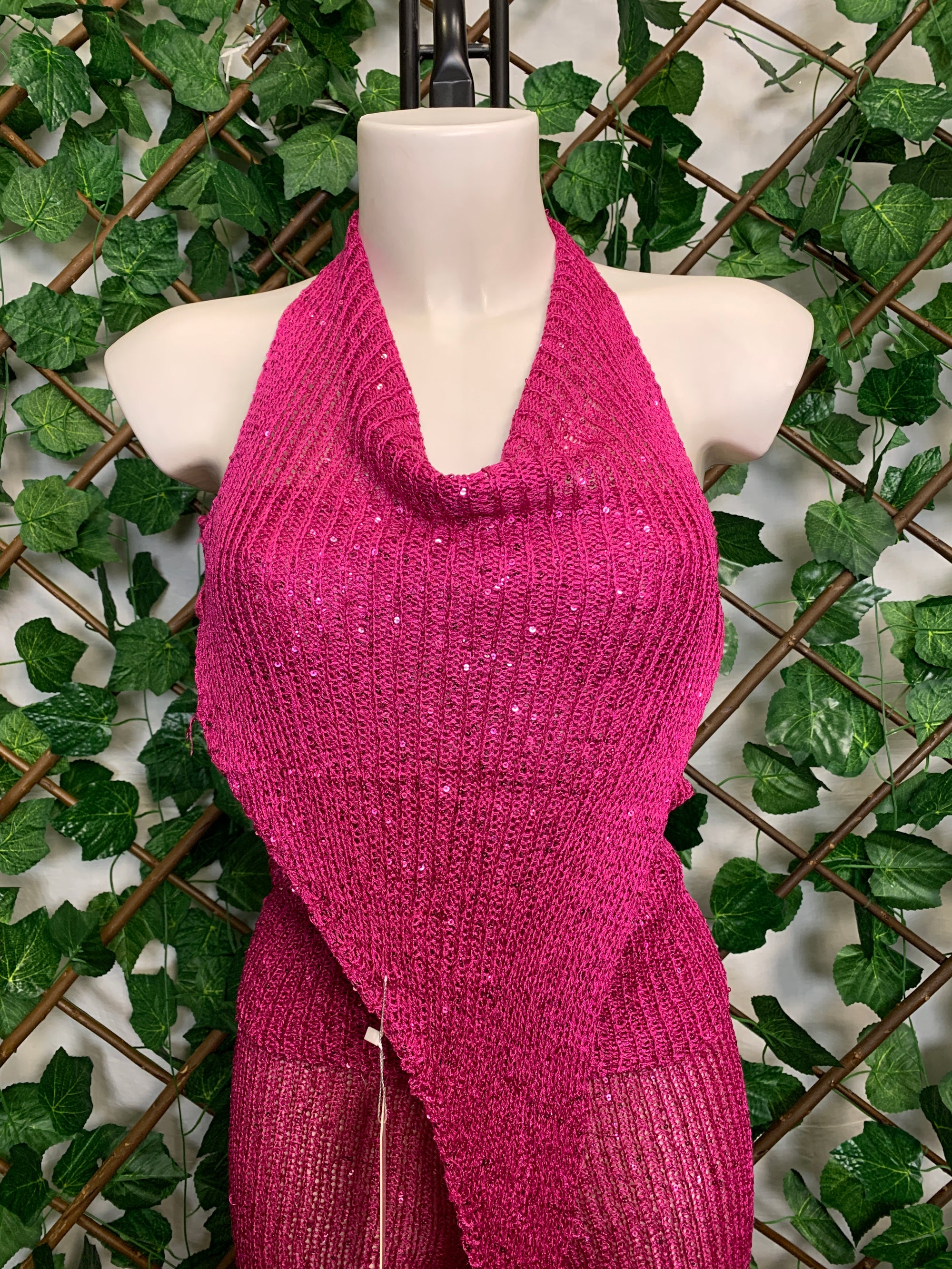 Completo a tre pezzi top asimmetrico e pantaloncino fucsia