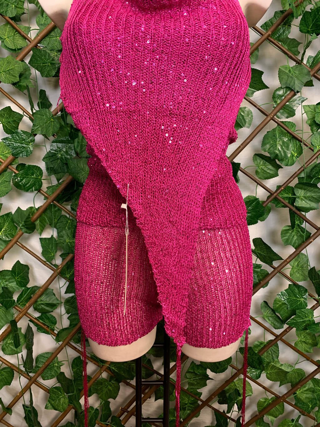 Completo a tre pezzi top asimmetrico e pantaloncino fucsia