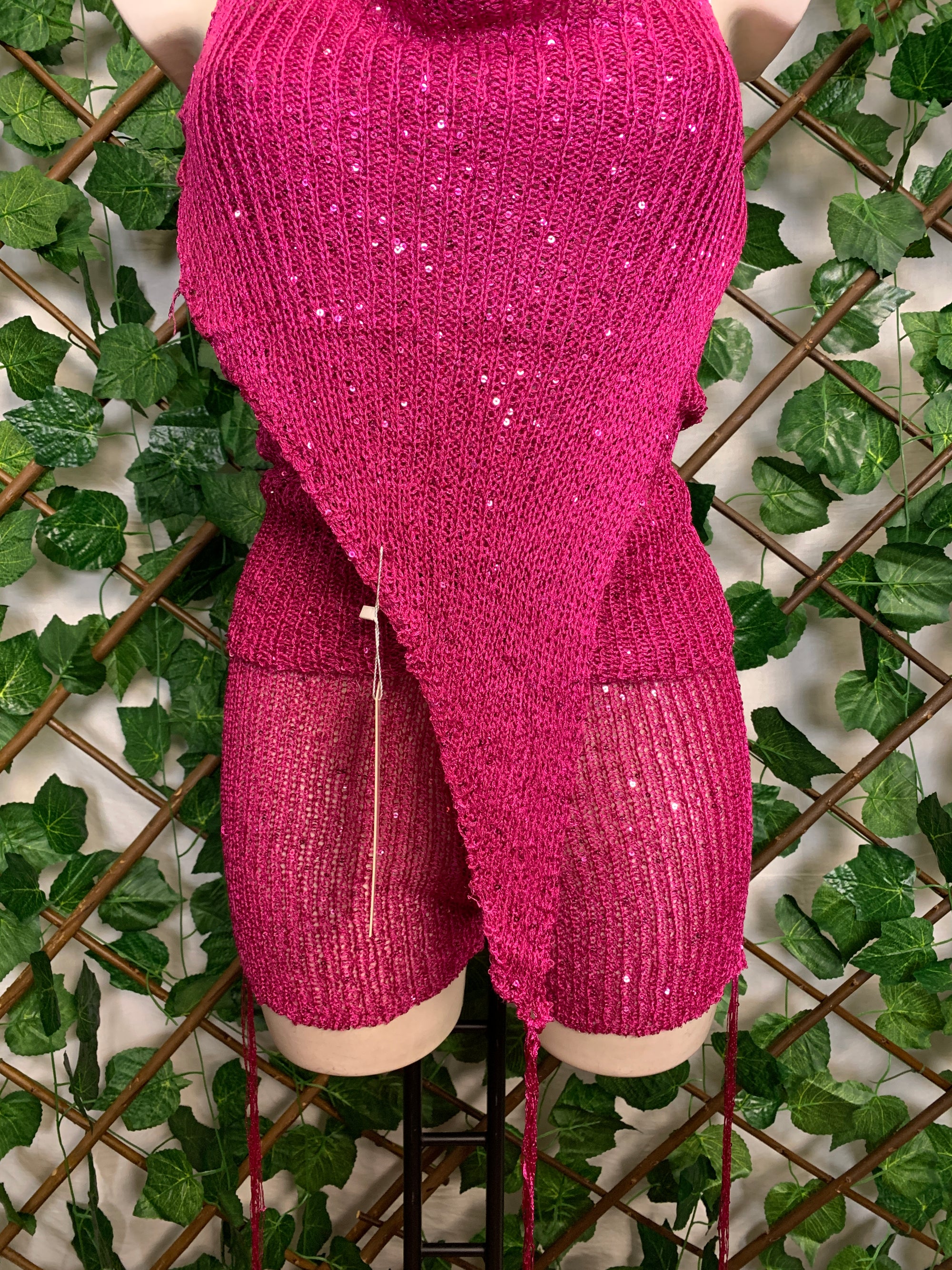 Completo a tre pezzi top asimmetrico e pantaloncino fucsia