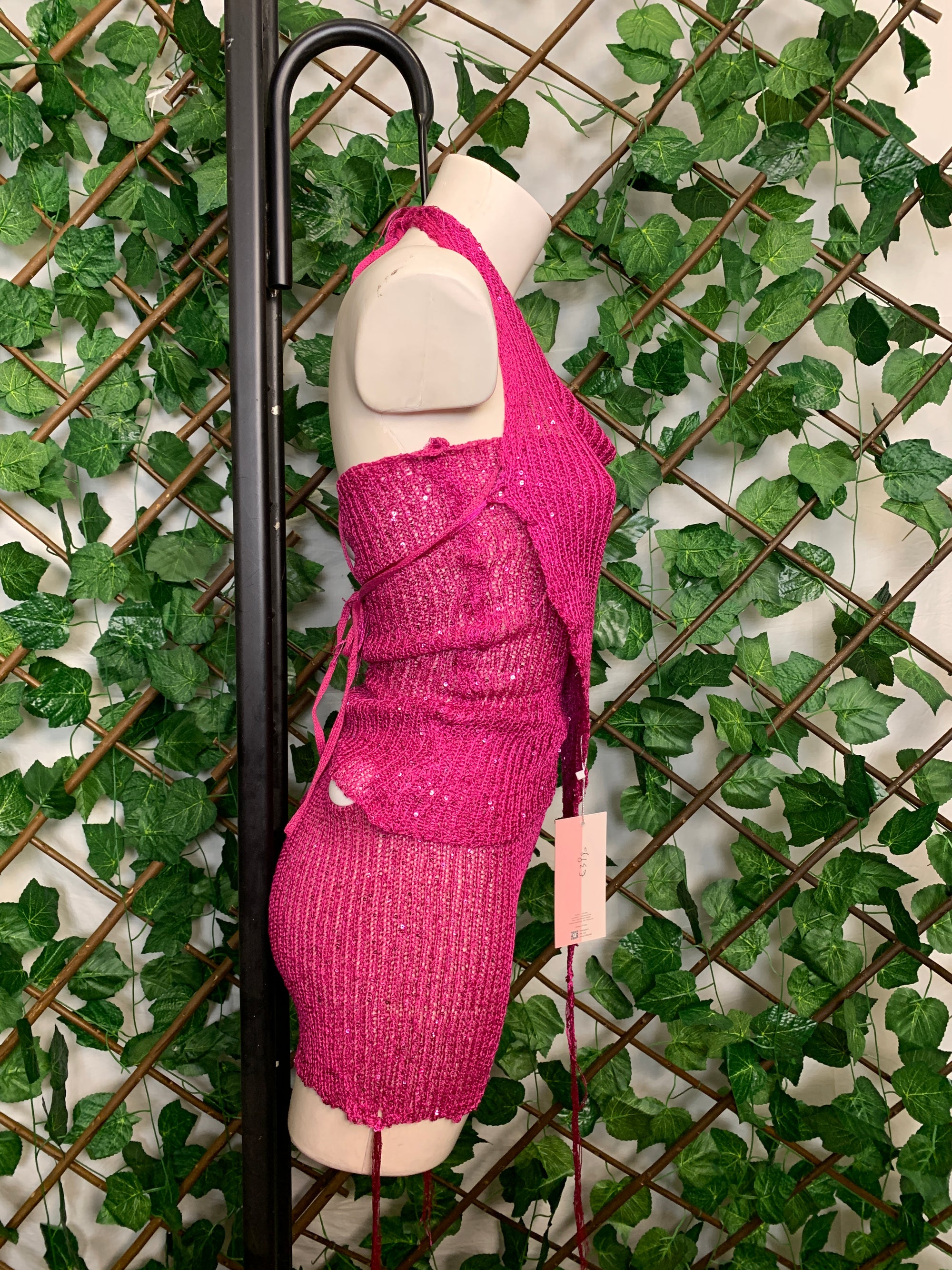 Completo a tre pezzi top asimmetrico e pantaloncino fucsia
