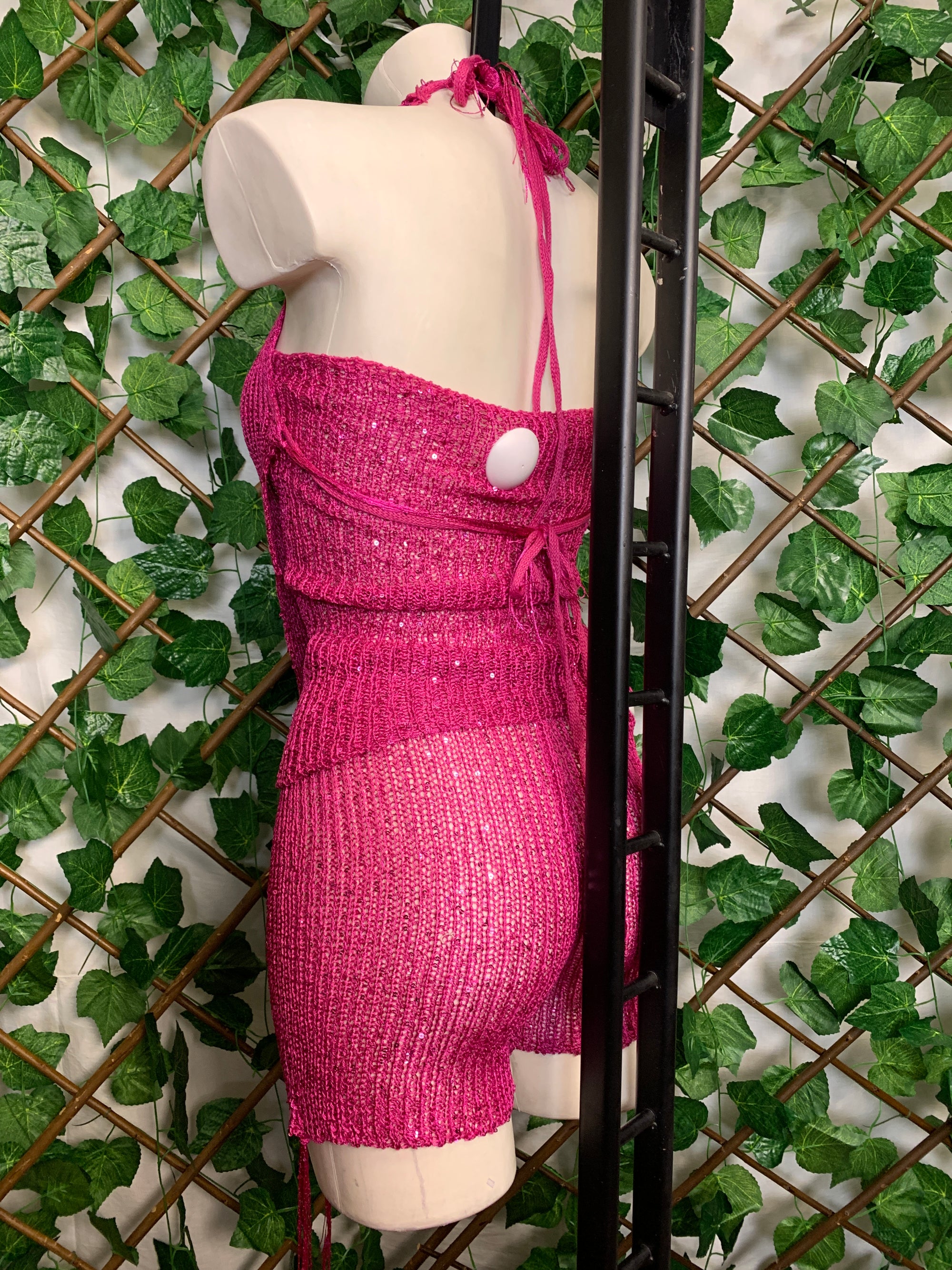 Completo a tre pezzi top asimmetrico e pantaloncino fucsia