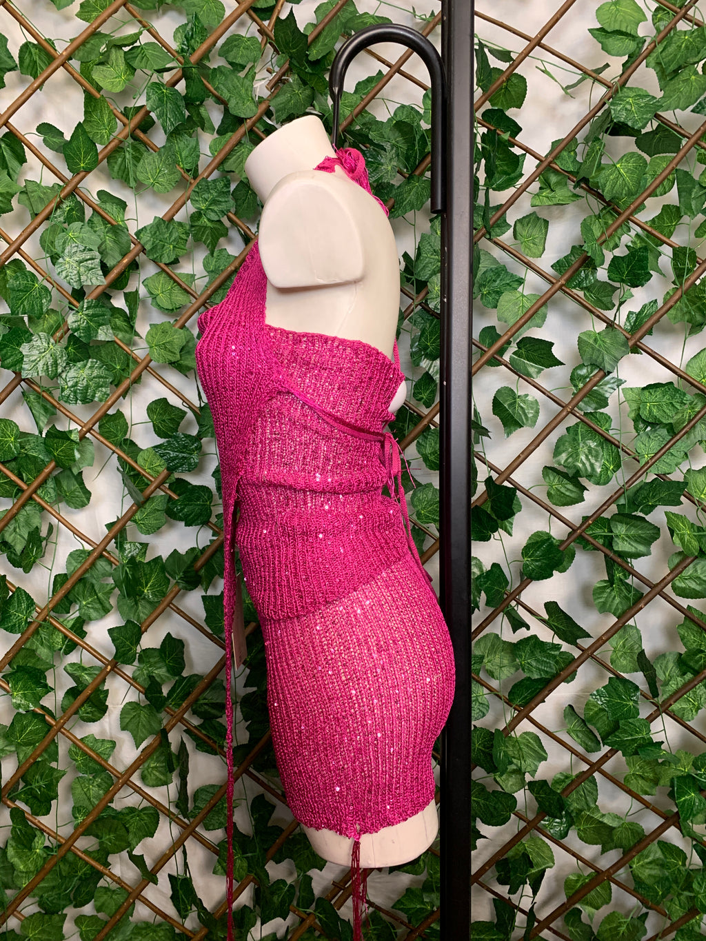 Completo a tre pezzi top asimmetrico e pantaloncino fucsia