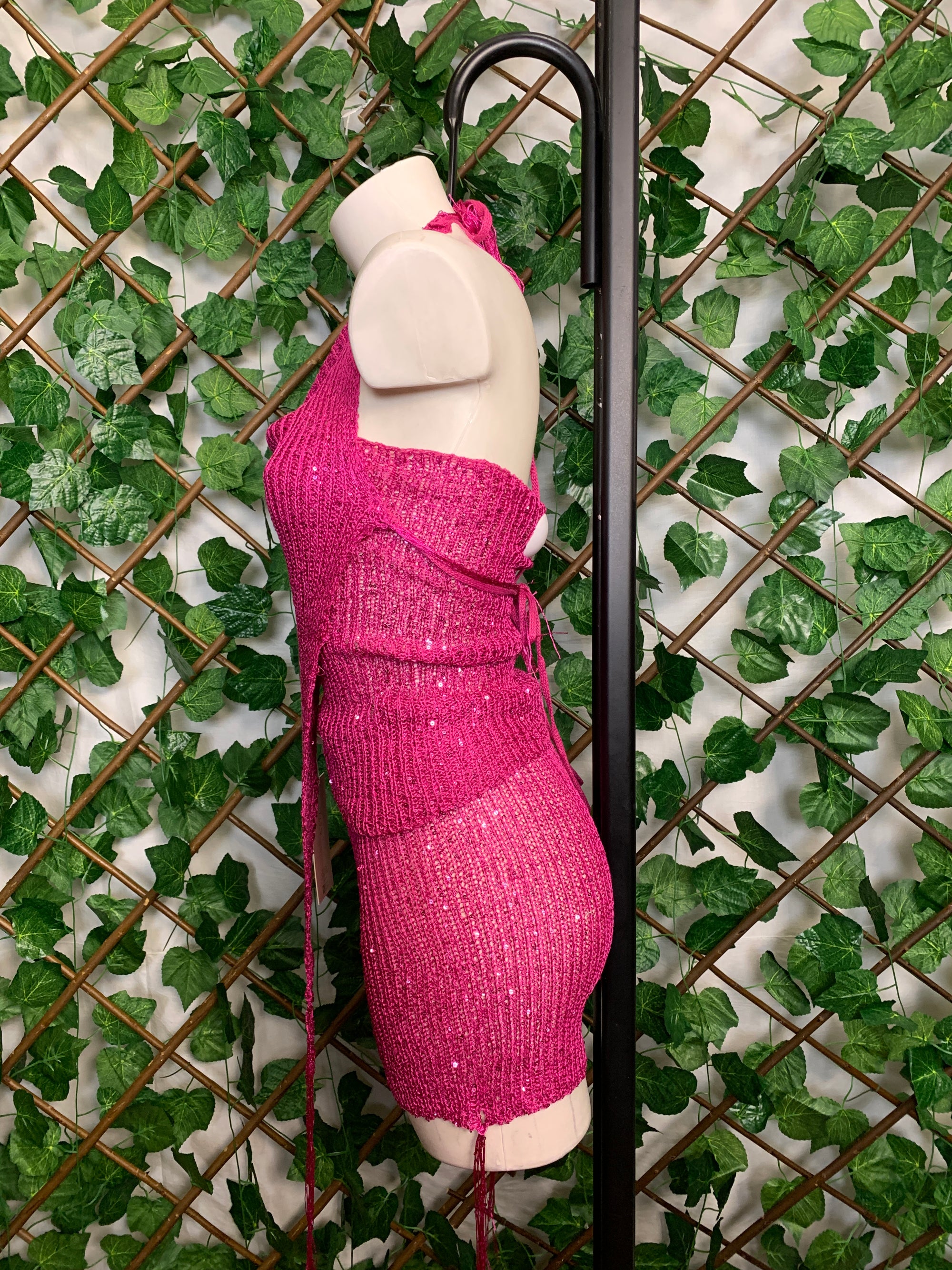 Completo a tre pezzi top asimmetrico e pantaloncino fucsia