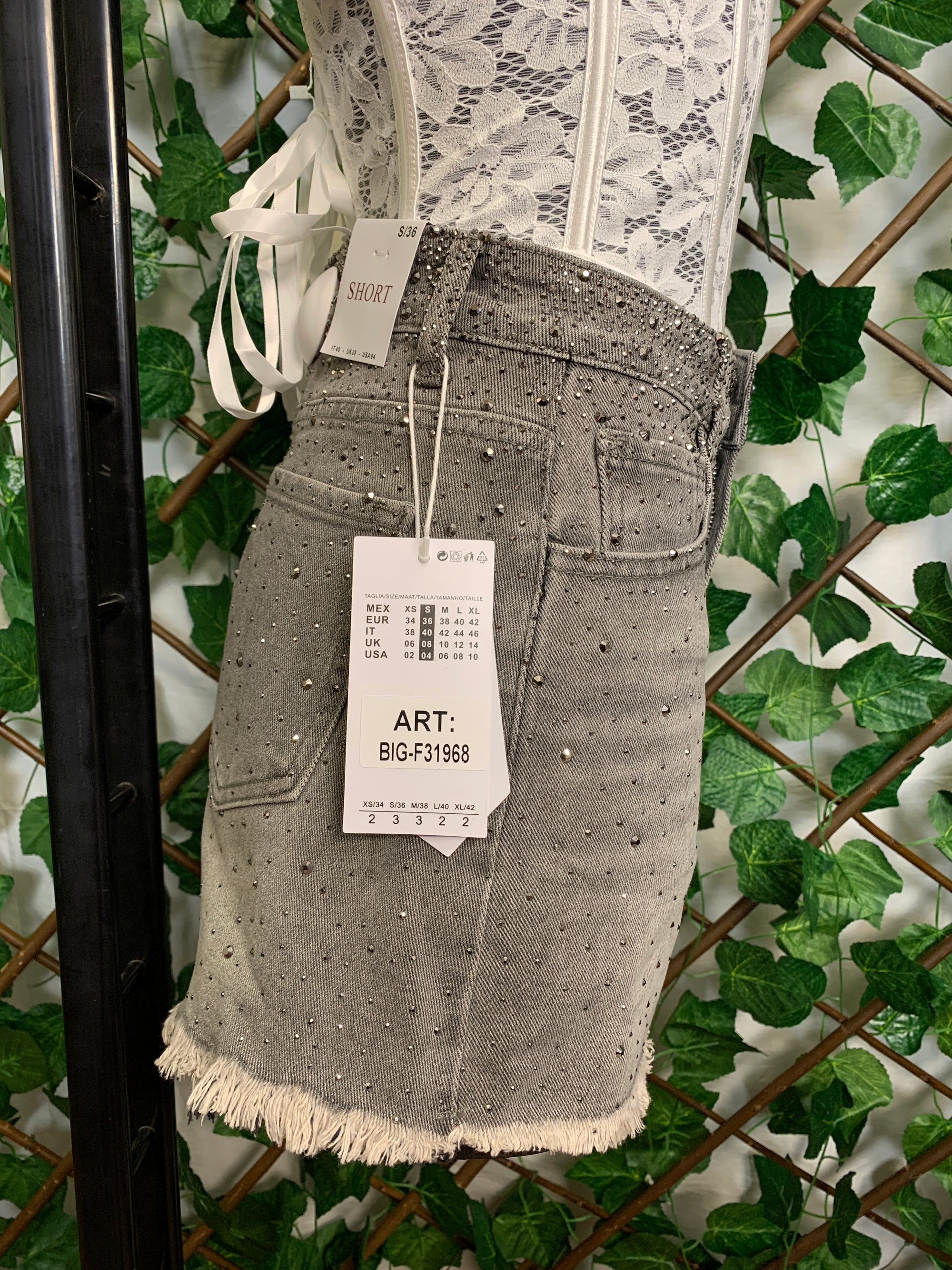Pantaloncino di jeans grigio con brillantini