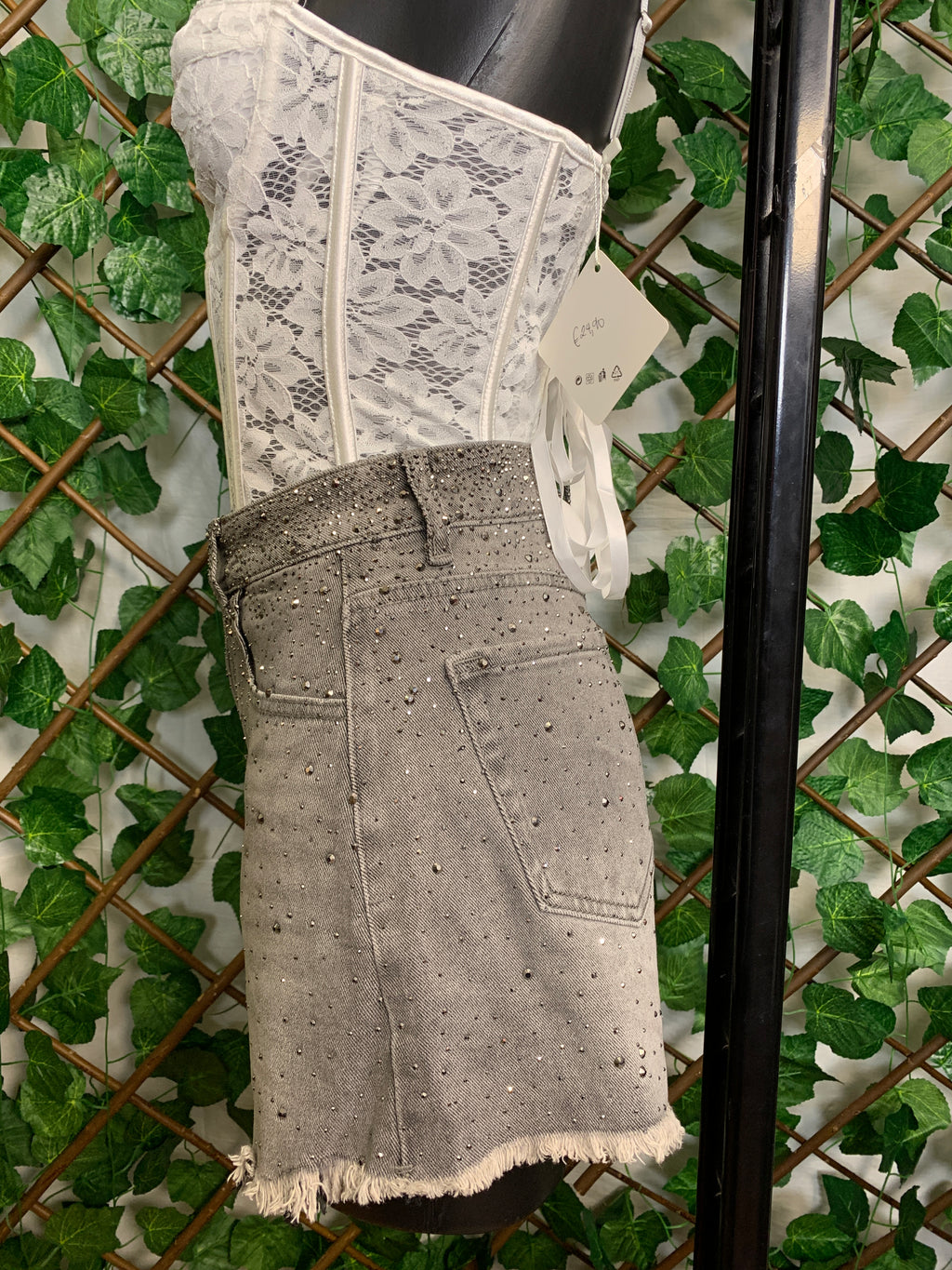 Pantaloncino di jeans grigio con brillantini