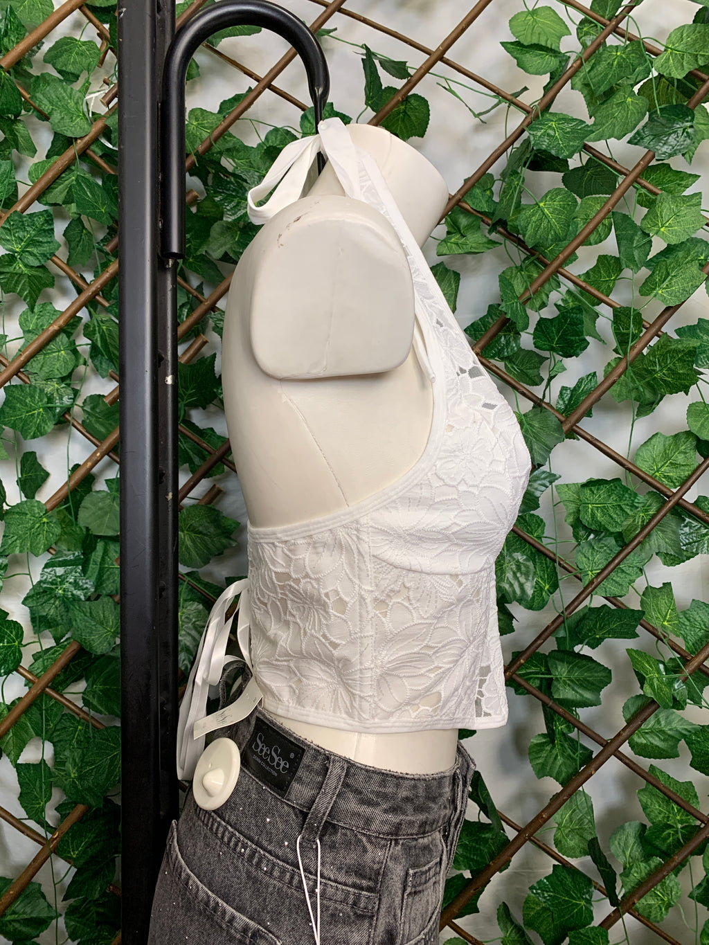 Top in pizzo con scollo all'americana