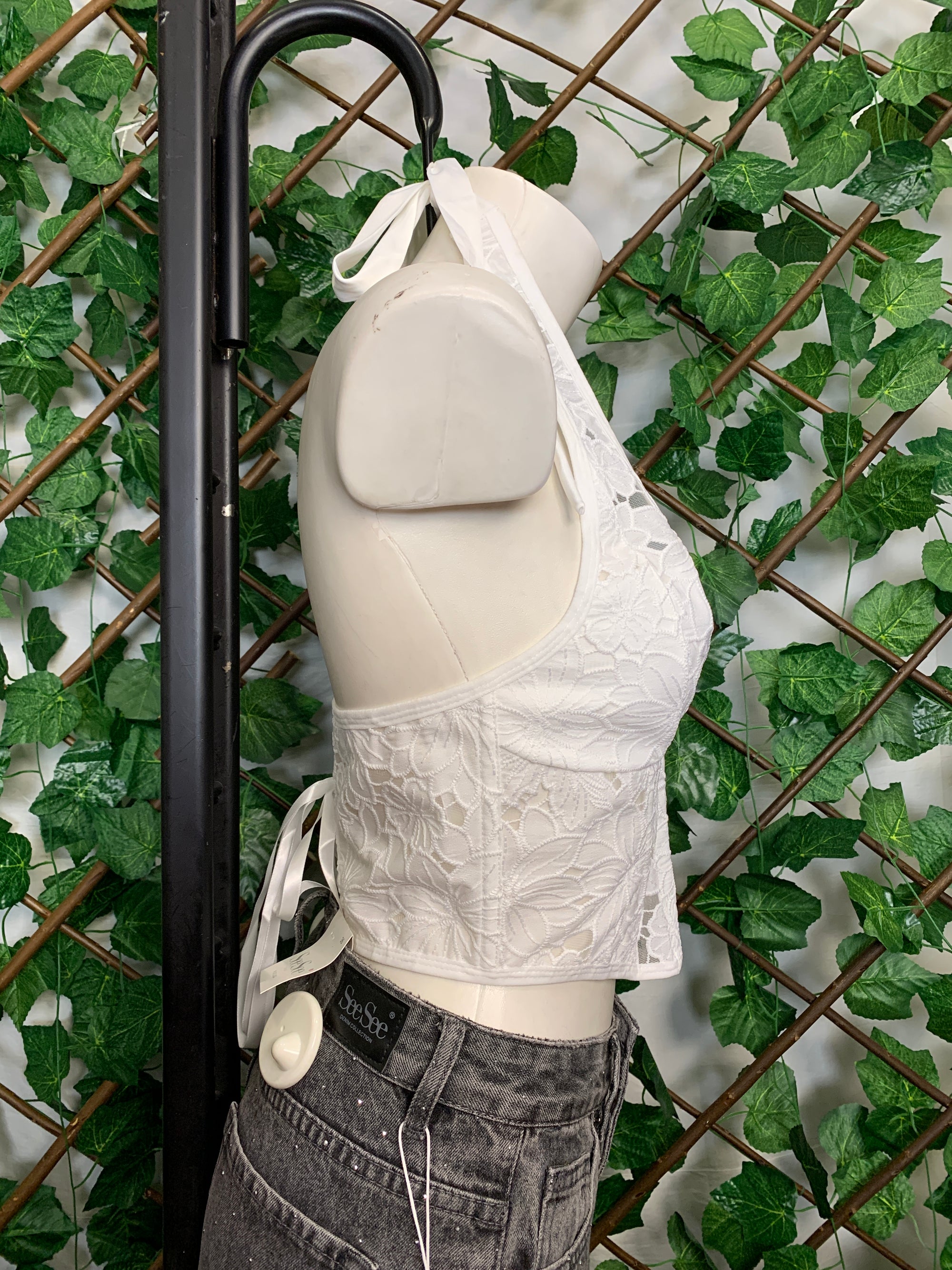Top in pizzo con scollo all'americana