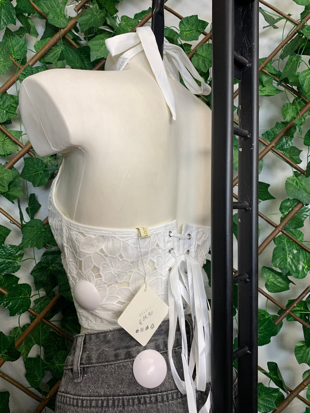 Top in pizzo con scollo all'americana