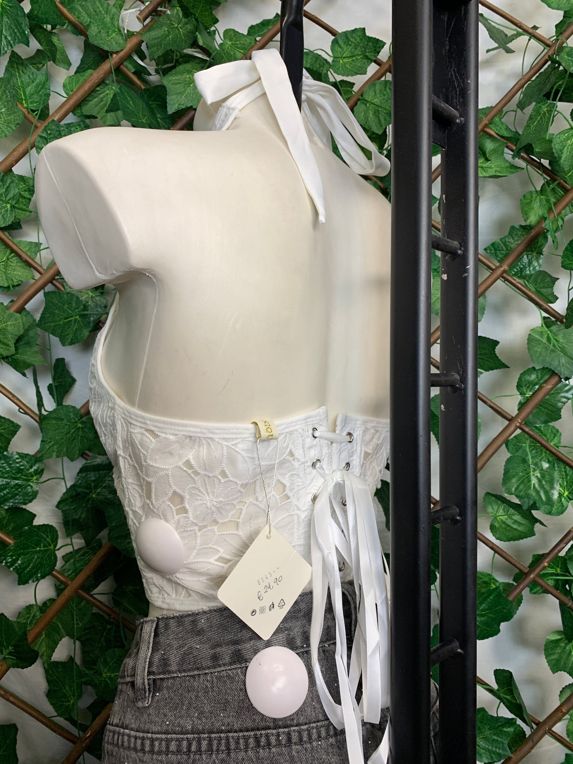 Top in pizzo con scollo all'americana