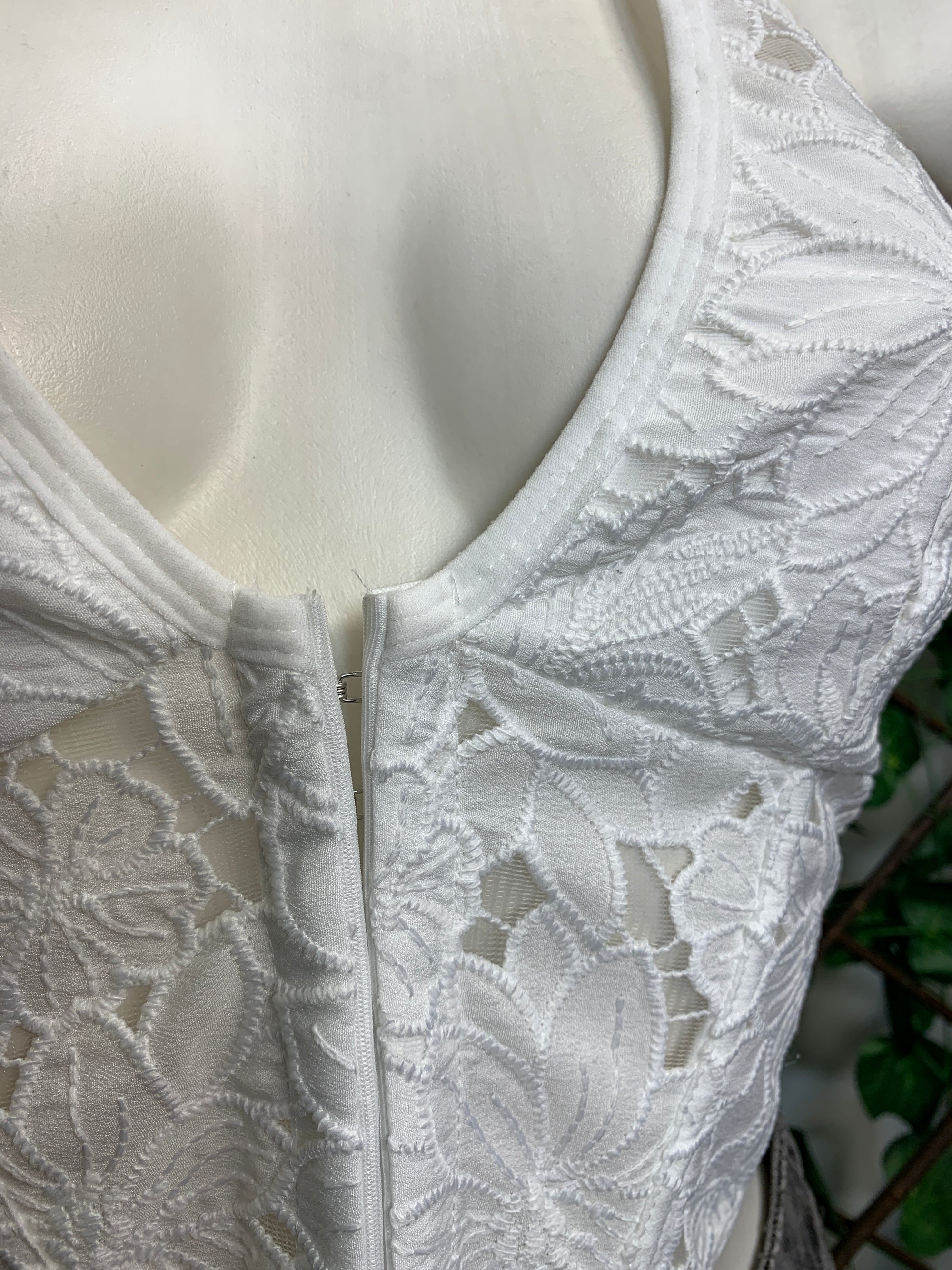 Top in pizzo con scollo all'americana