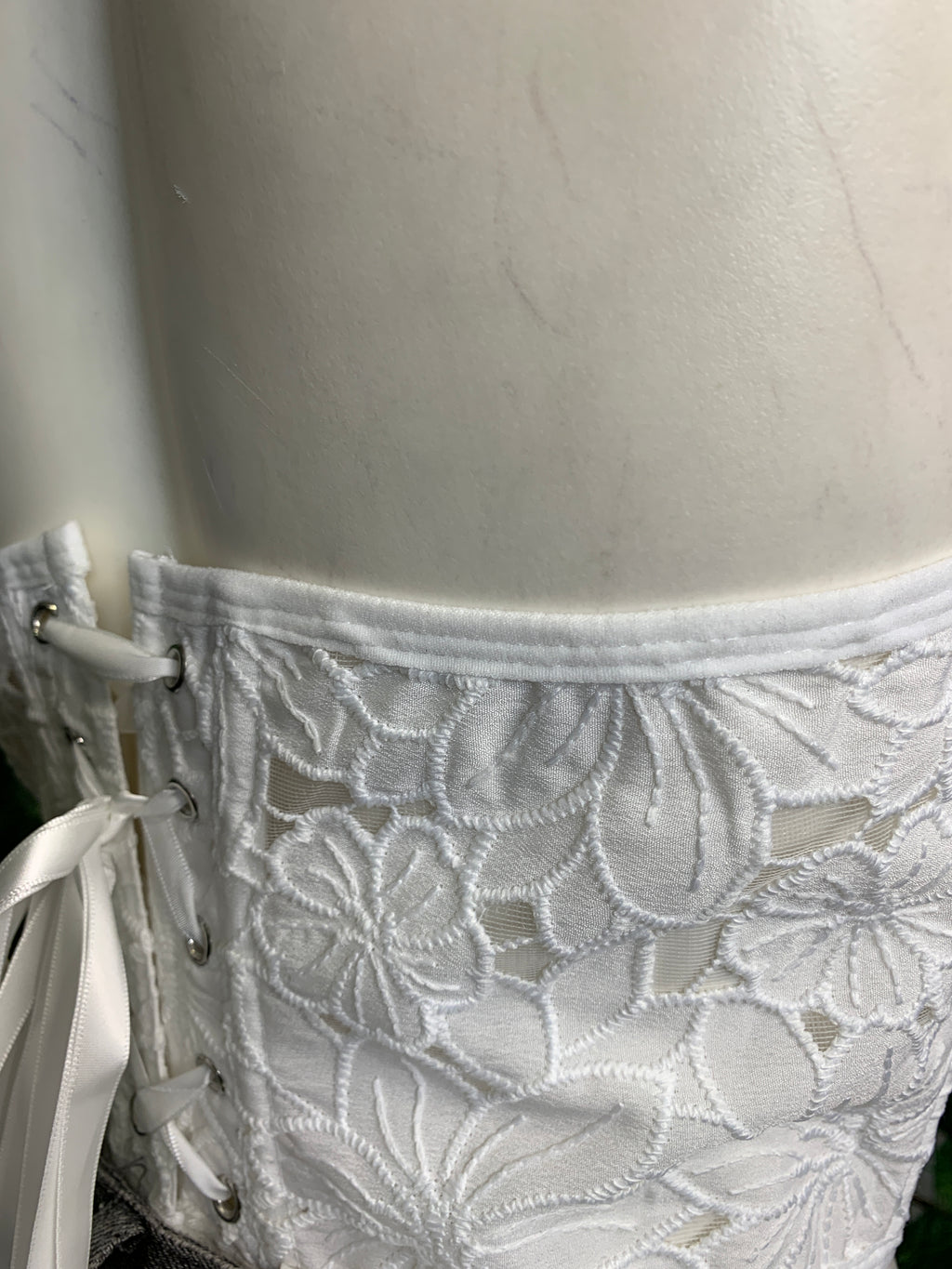 Top in pizzo con scollo all'americana
