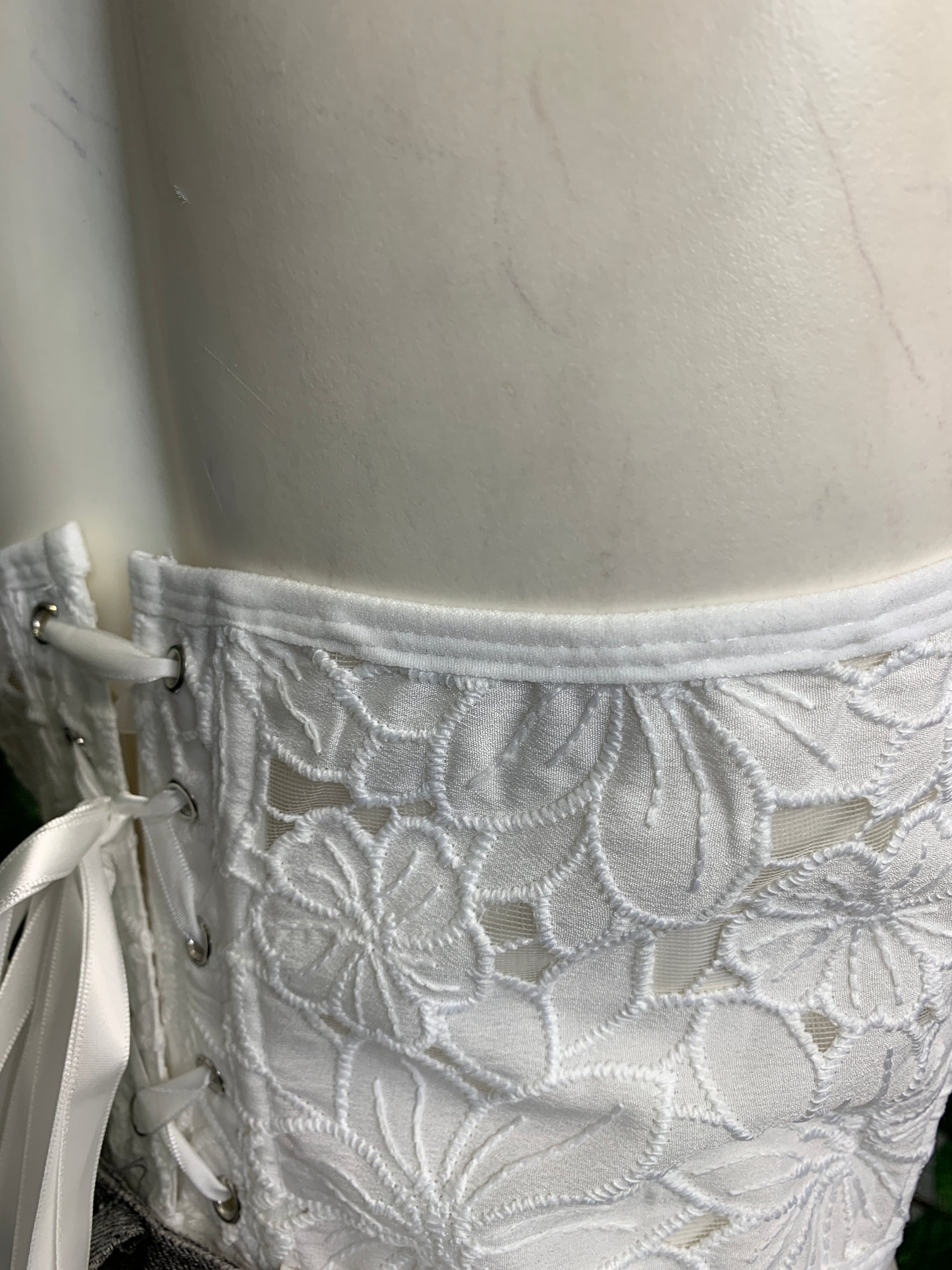 Top in pizzo con scollo all'americana