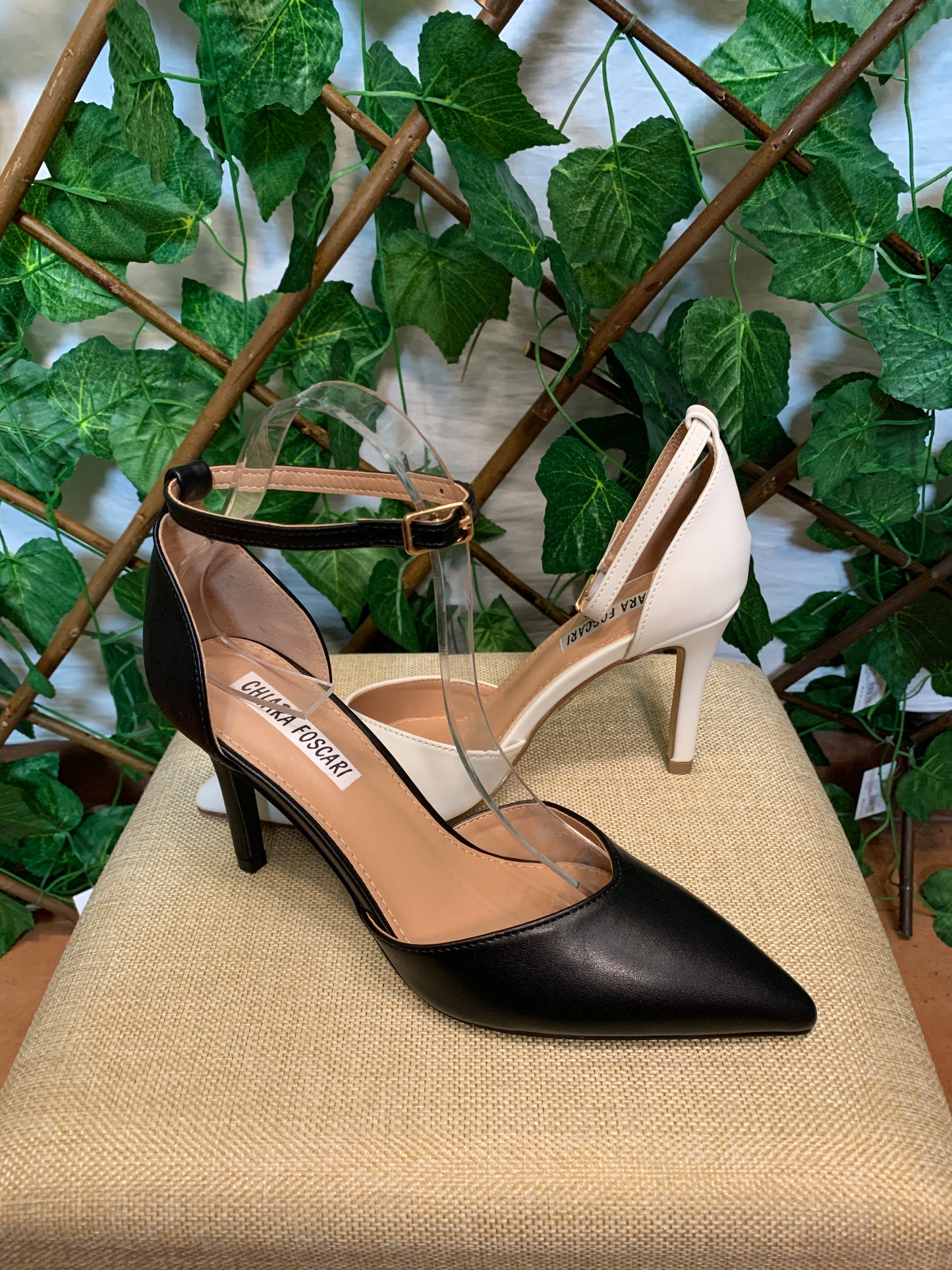 Décolleté with strap