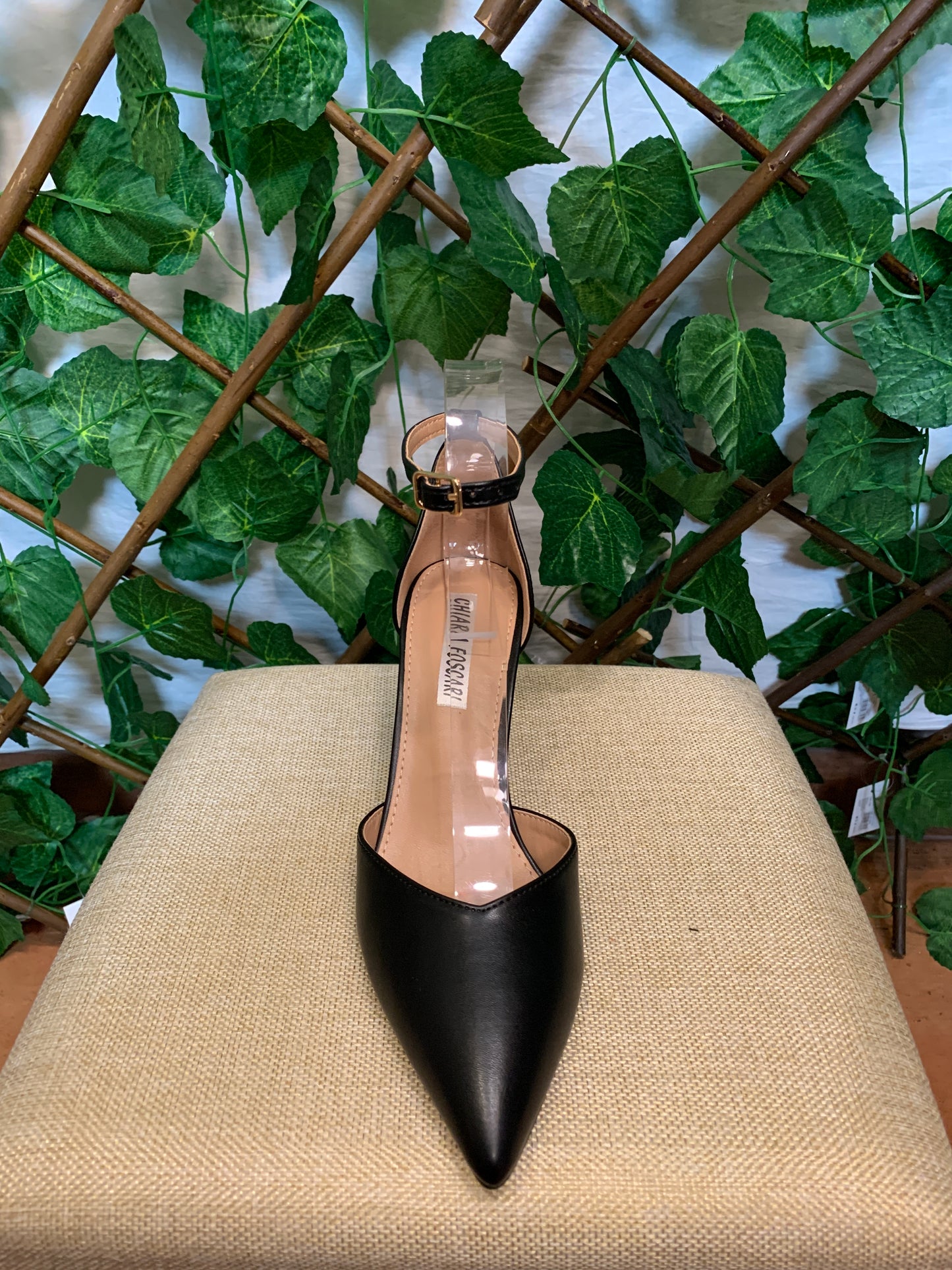 Décolleté with strap