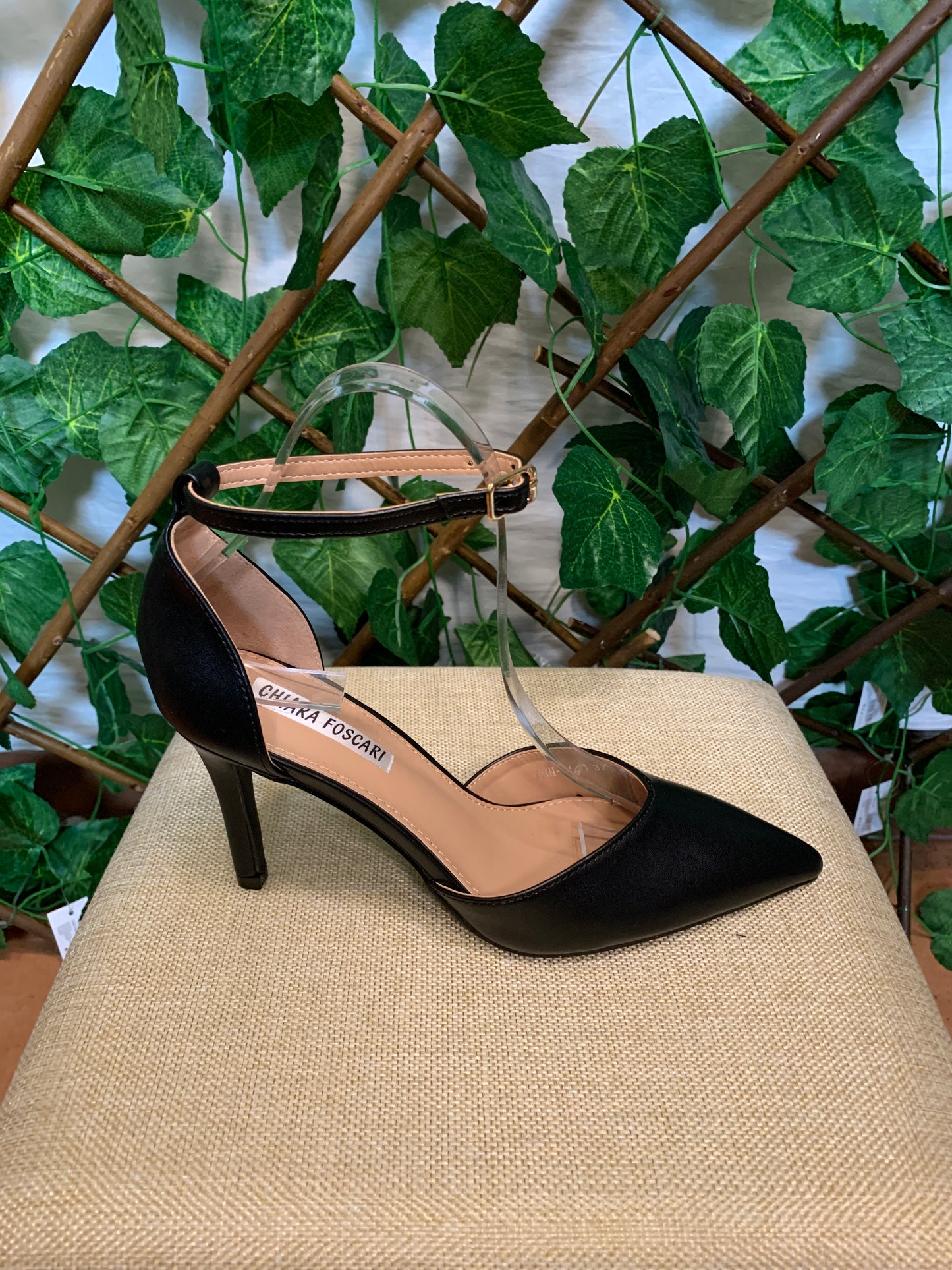 Décolleté with strap