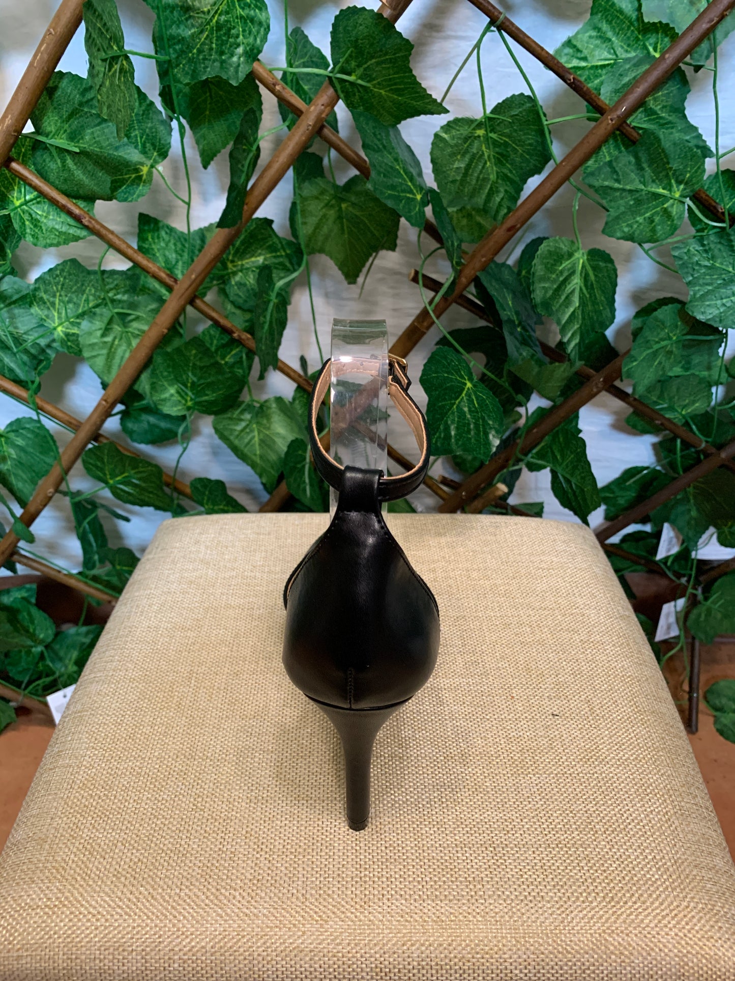 Décolleté with strap