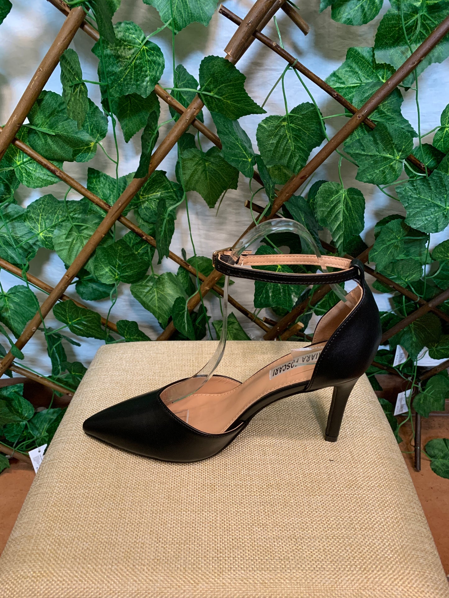 Décolleté with strap