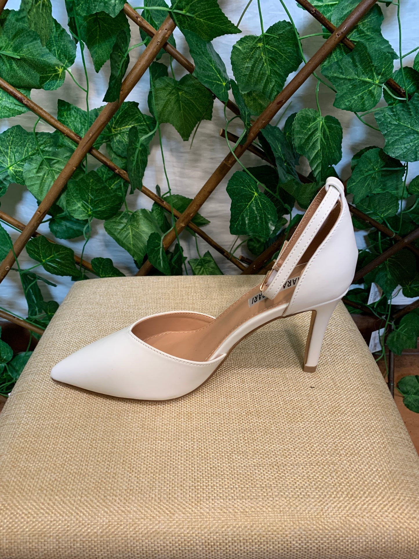 Décolleté with strap