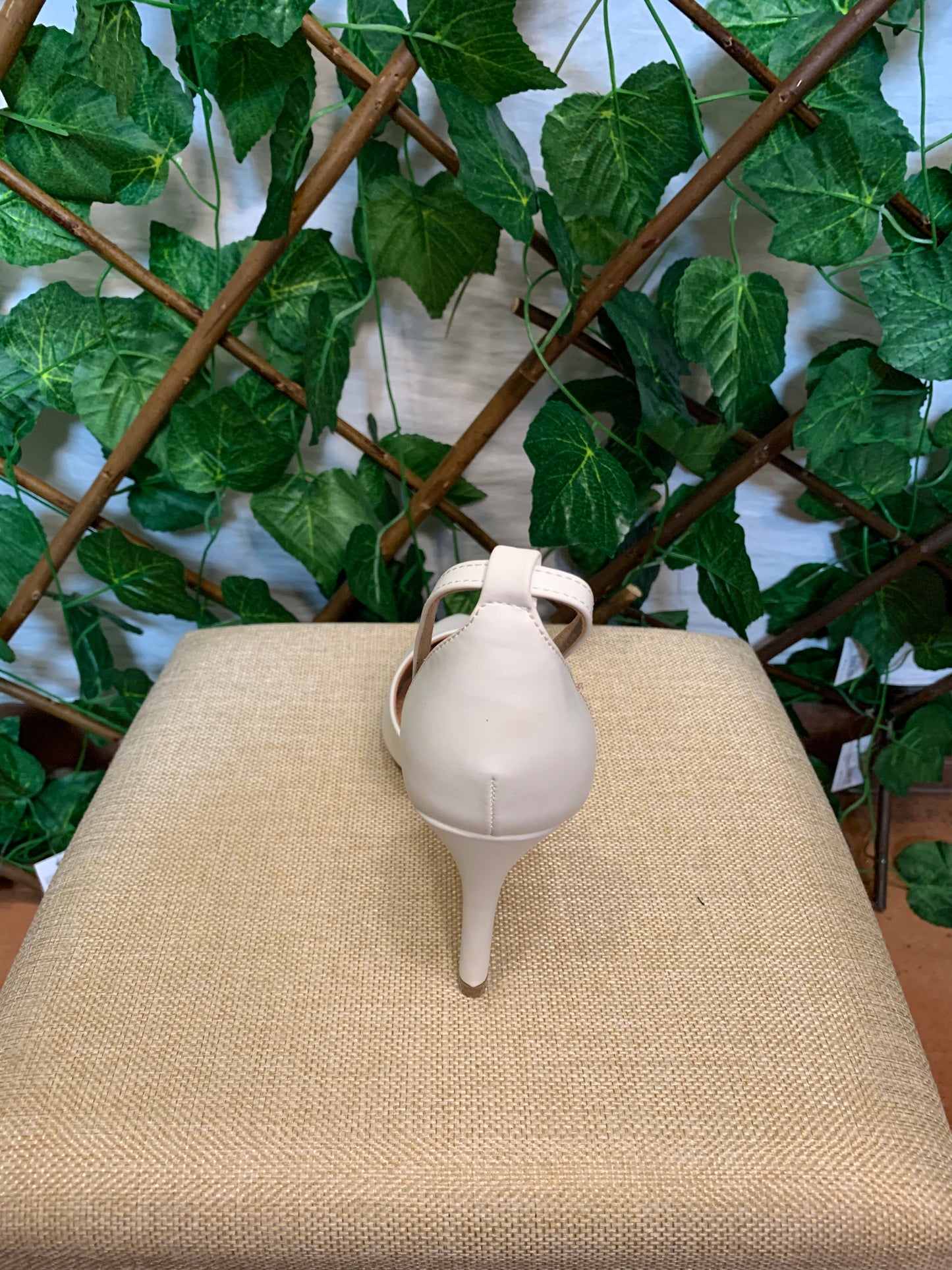 Décolleté with strap