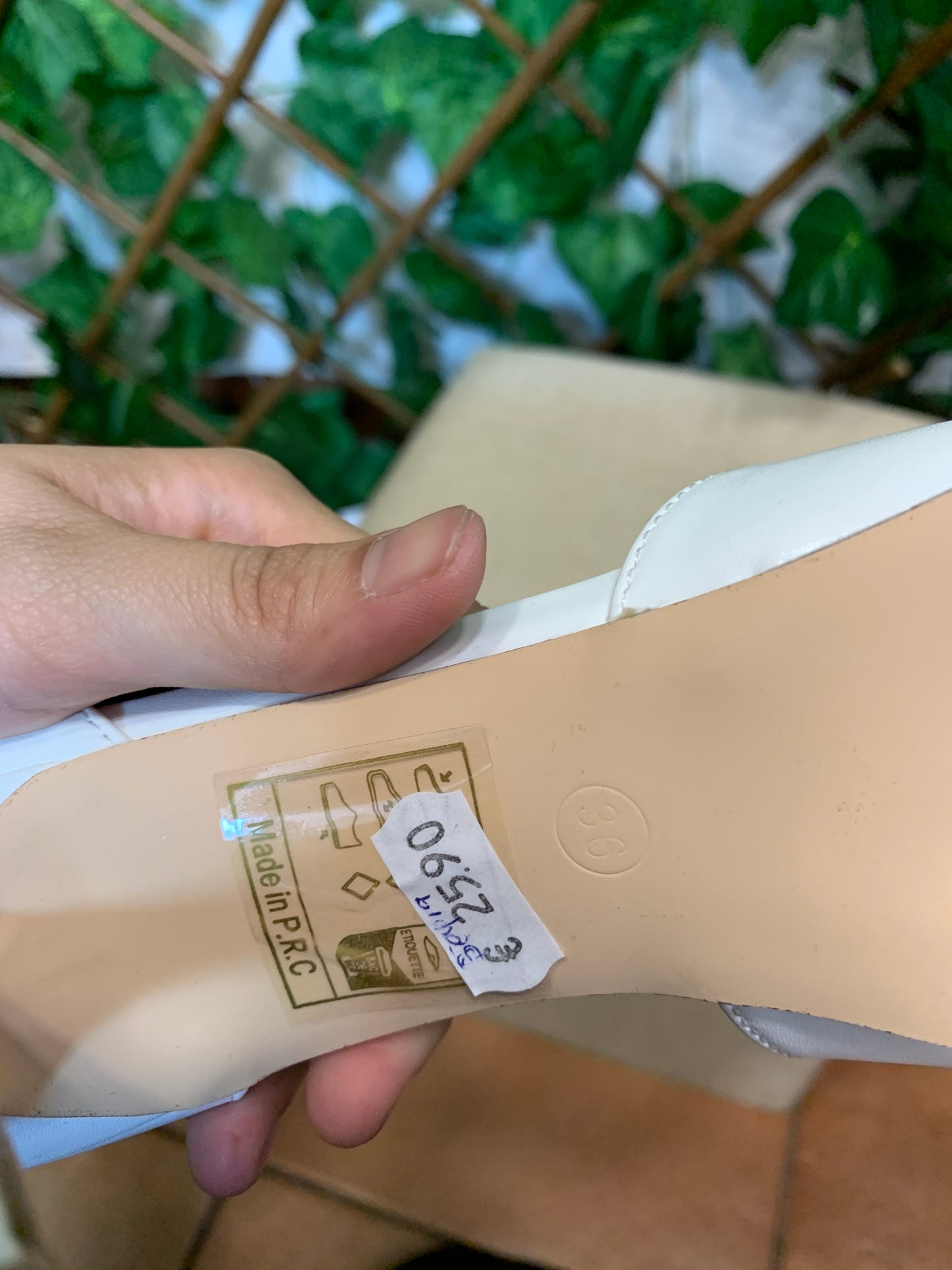 Décolleté with strap