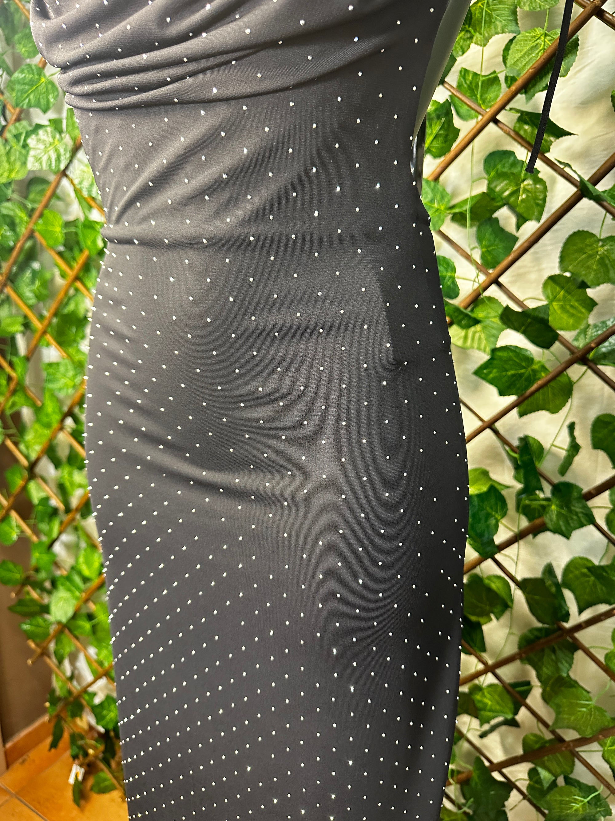 Vestito Lungo con Brillantini – Drappeggio Scollato & Vestibilità Aderente