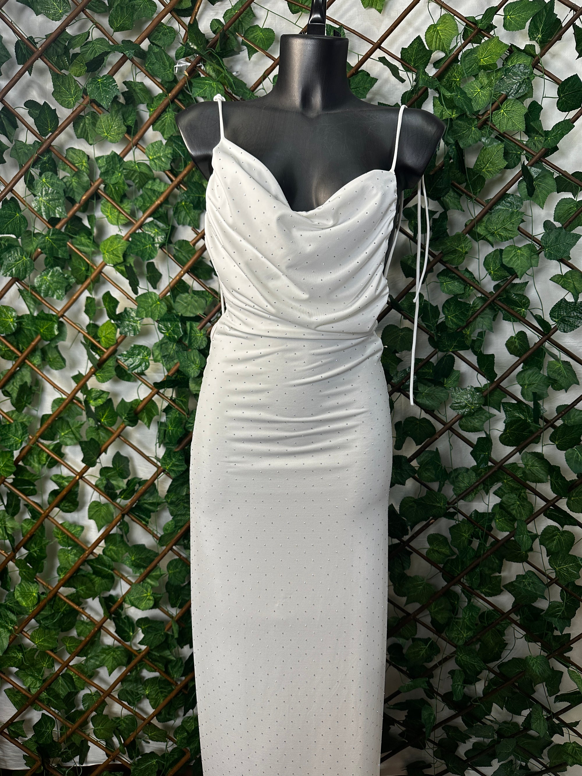 Vestito Lungo con Brillantini – Drappeggio Scollato & Vestibilità Aderente