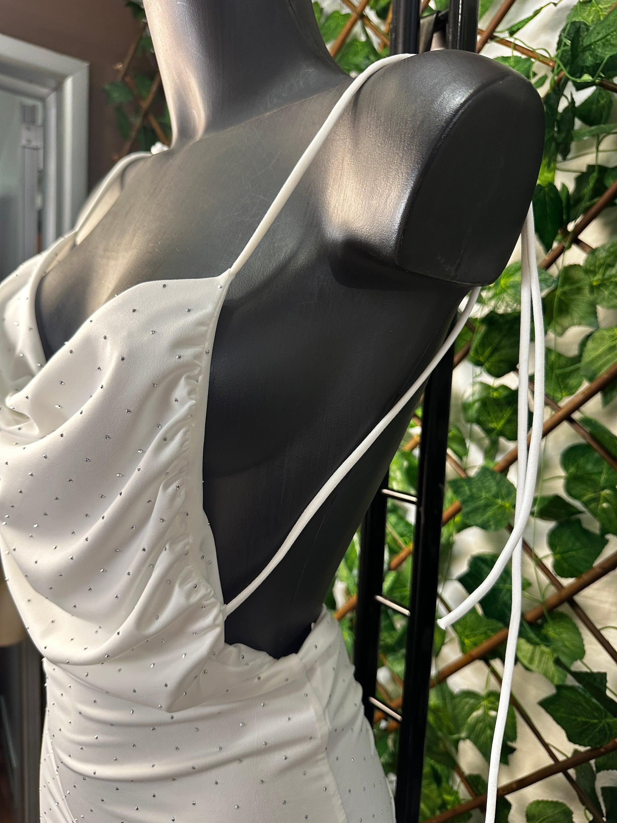 Vestito Lungo con Brillantini – Drappeggio Scollato & Vestibilità Aderente