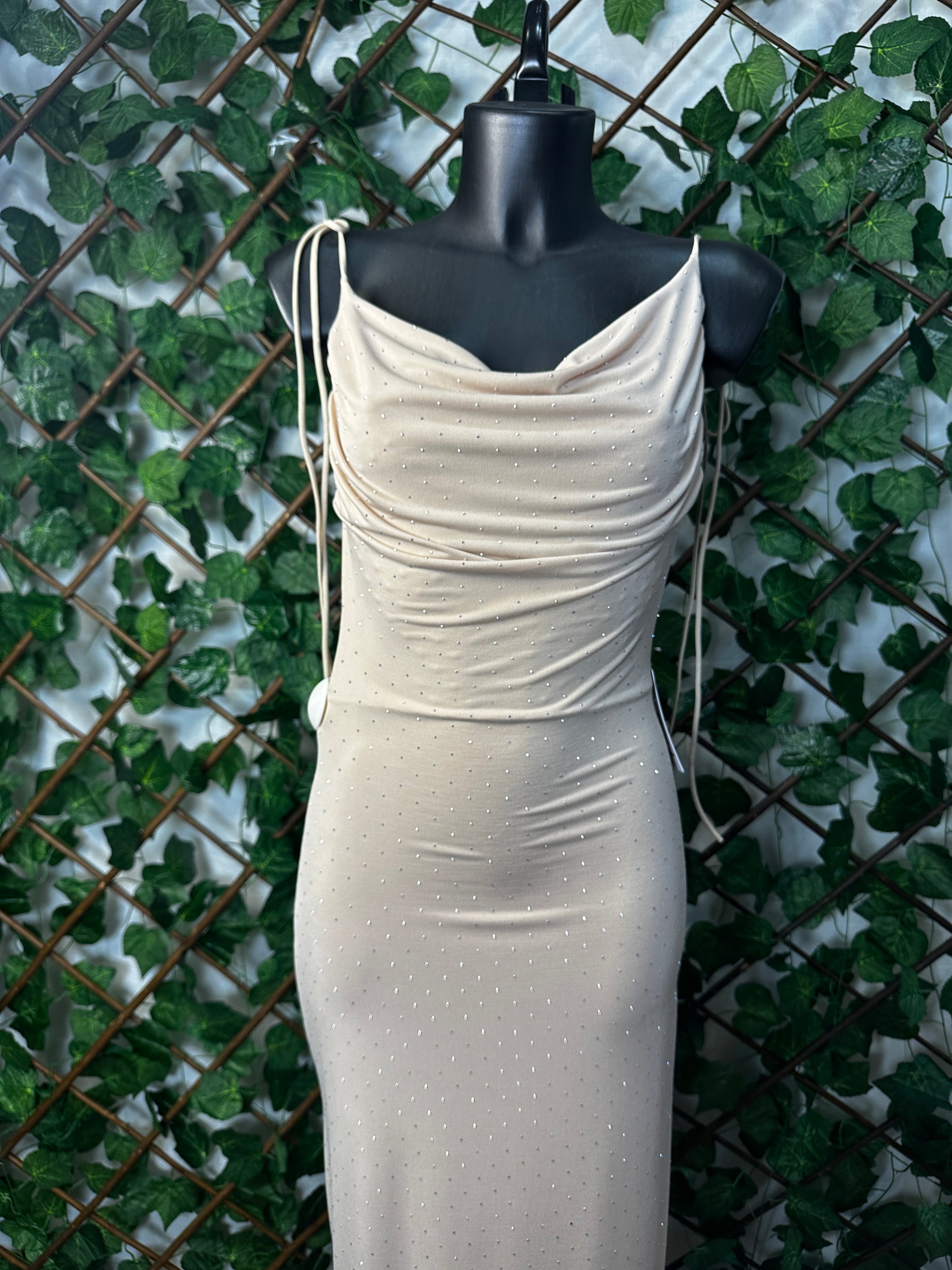 Vestito Lungo con Brillantini – Drappeggio Scollato & Vestibilità Aderente