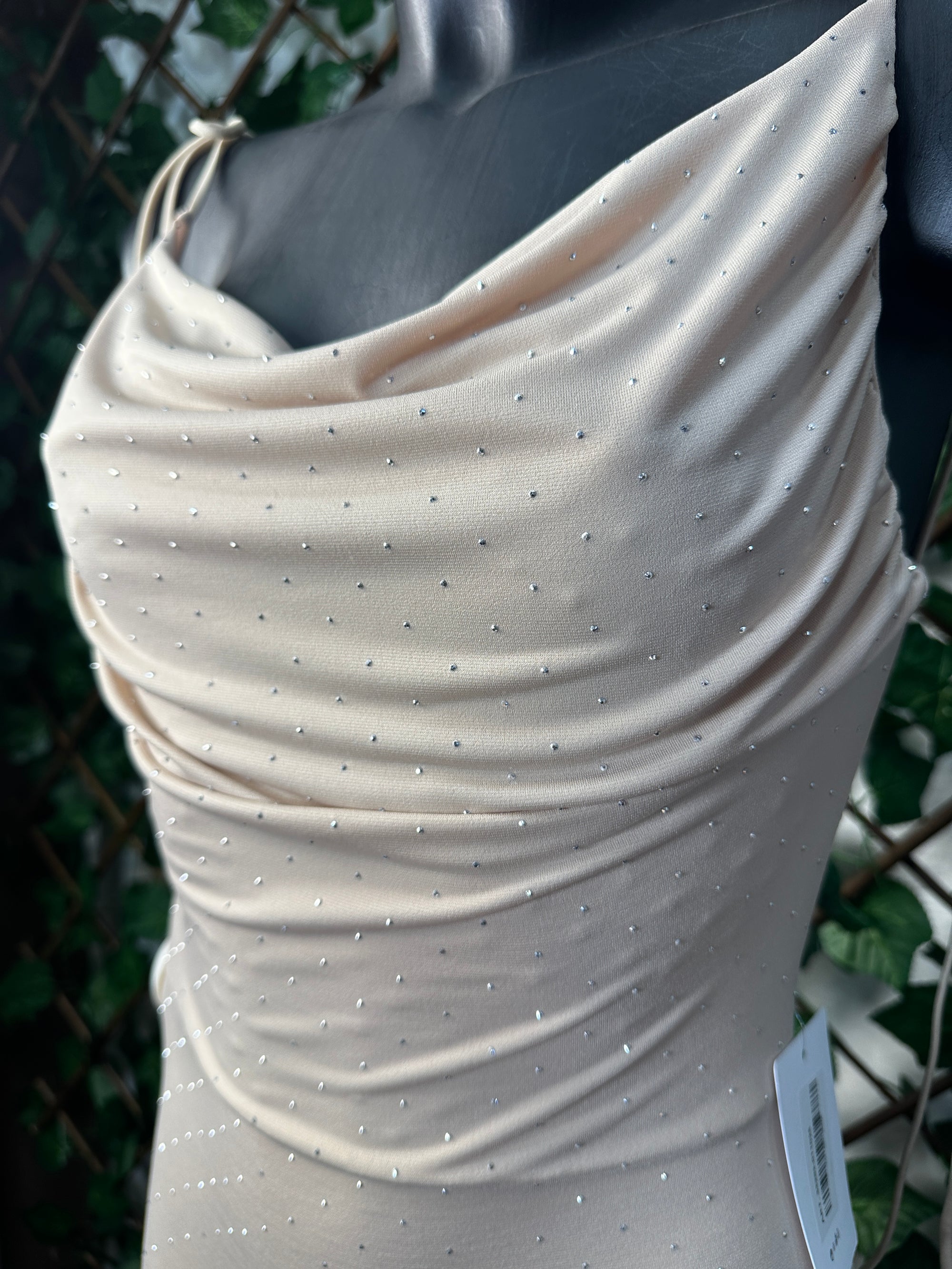 Vestito Lungo con Brillantini – Drappeggio Scollato & Vestibilità Aderente