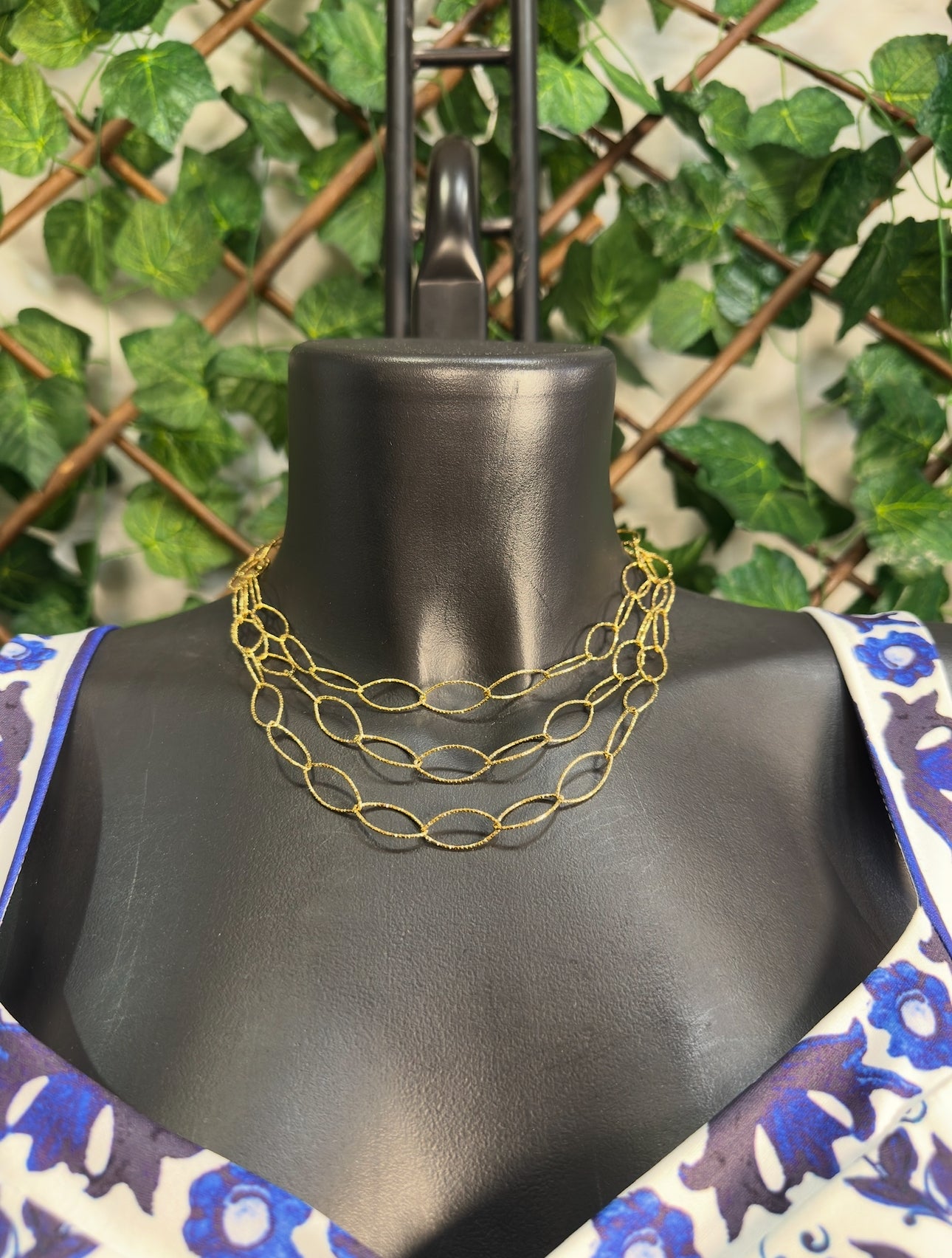 Gold-colored circle necklace