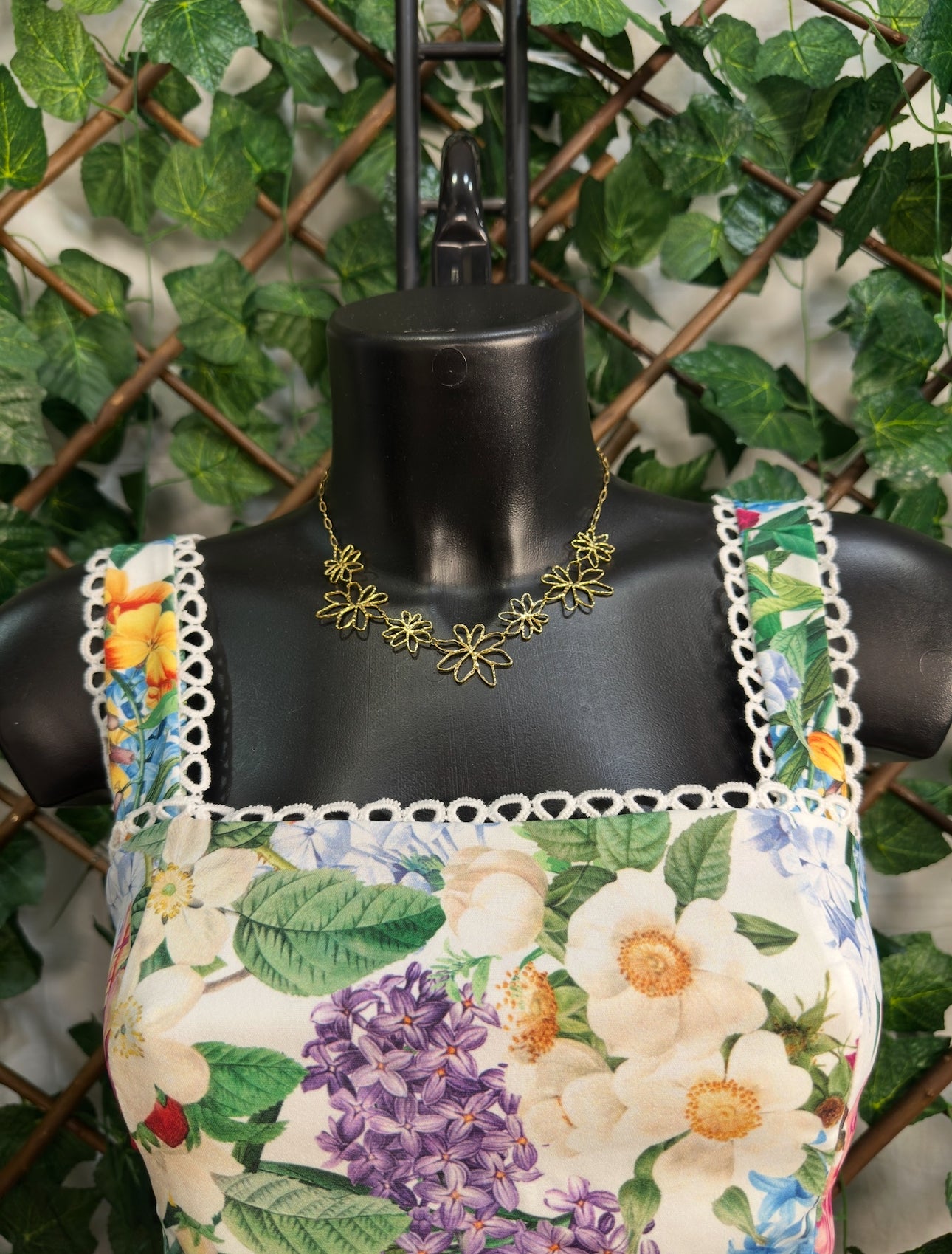 Collana a forma di fiore di color oro