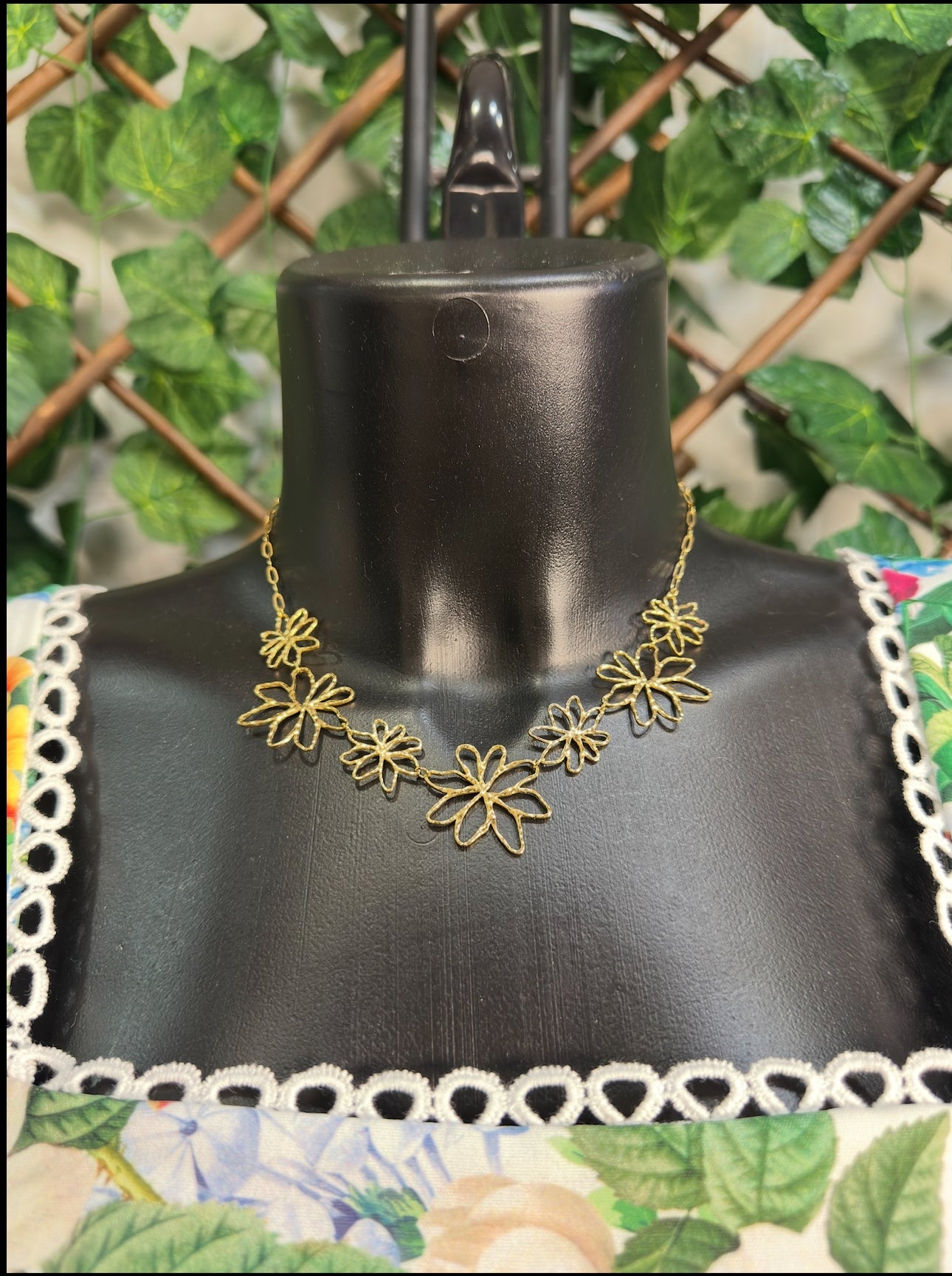 Collana a forma di fiore di color oro