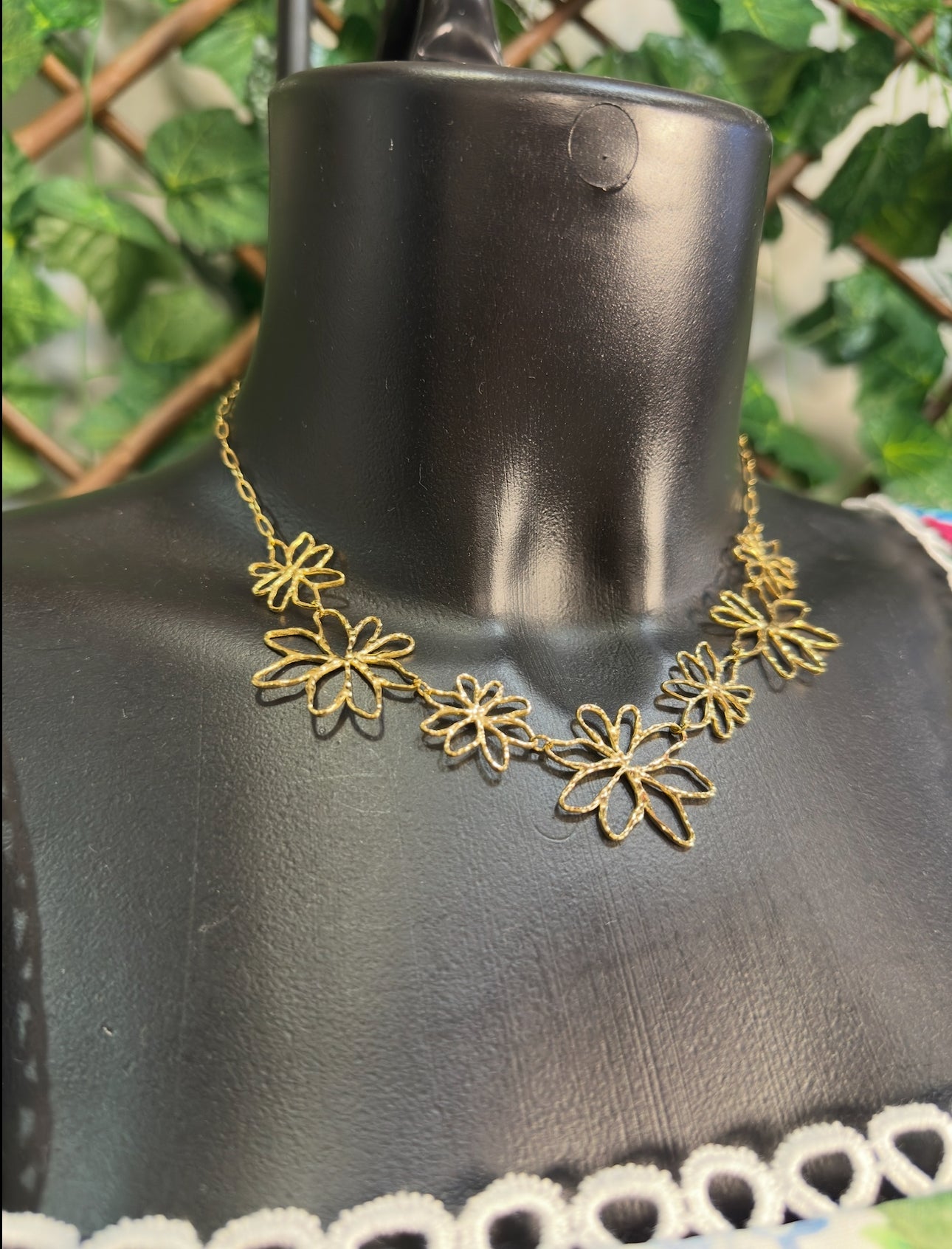 Collana a forma di fiore di color oro