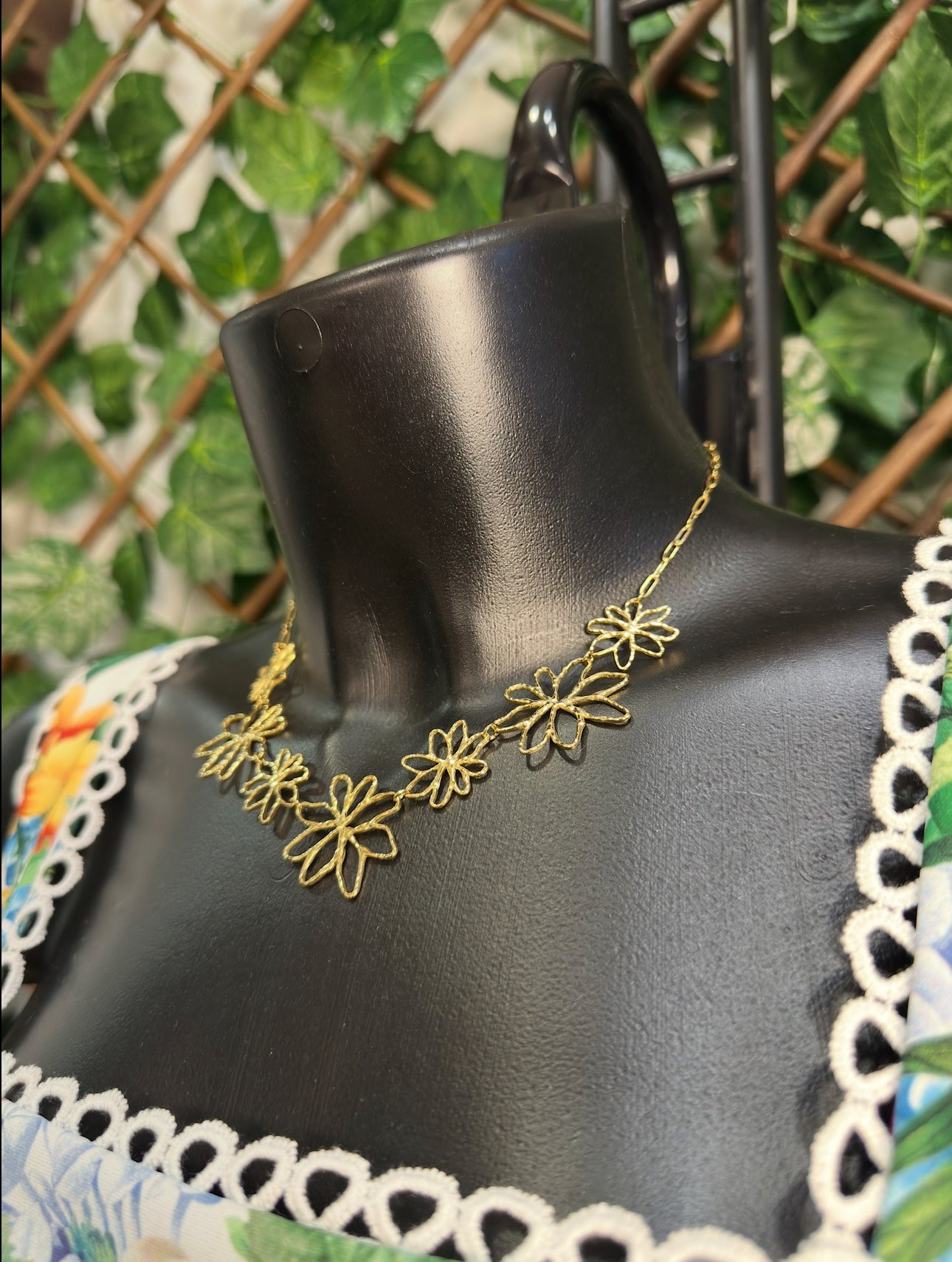Collana a forma di fiore di color oro
