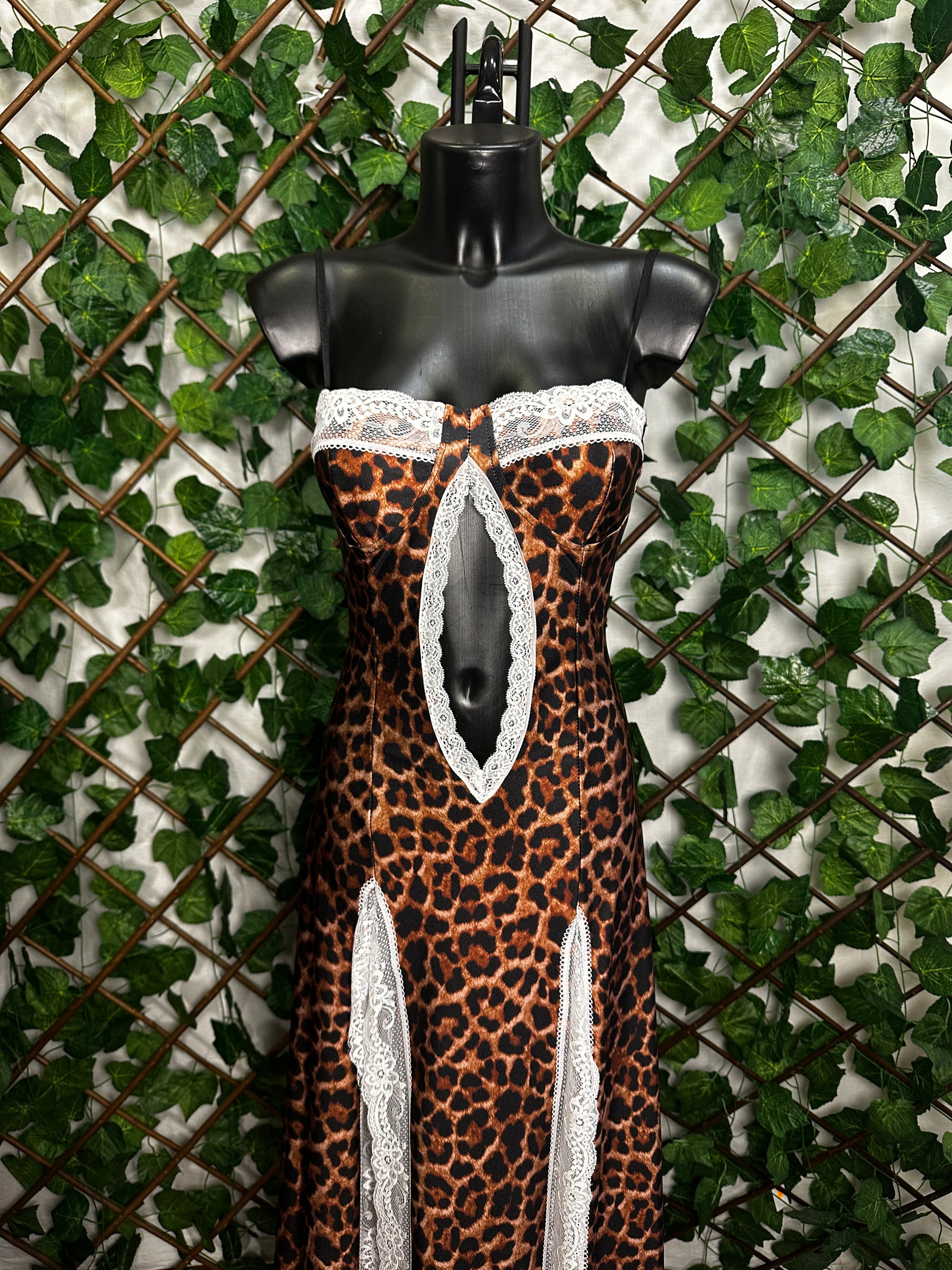 Vestito lungo con leopardato con apertura sulla pancia | TU