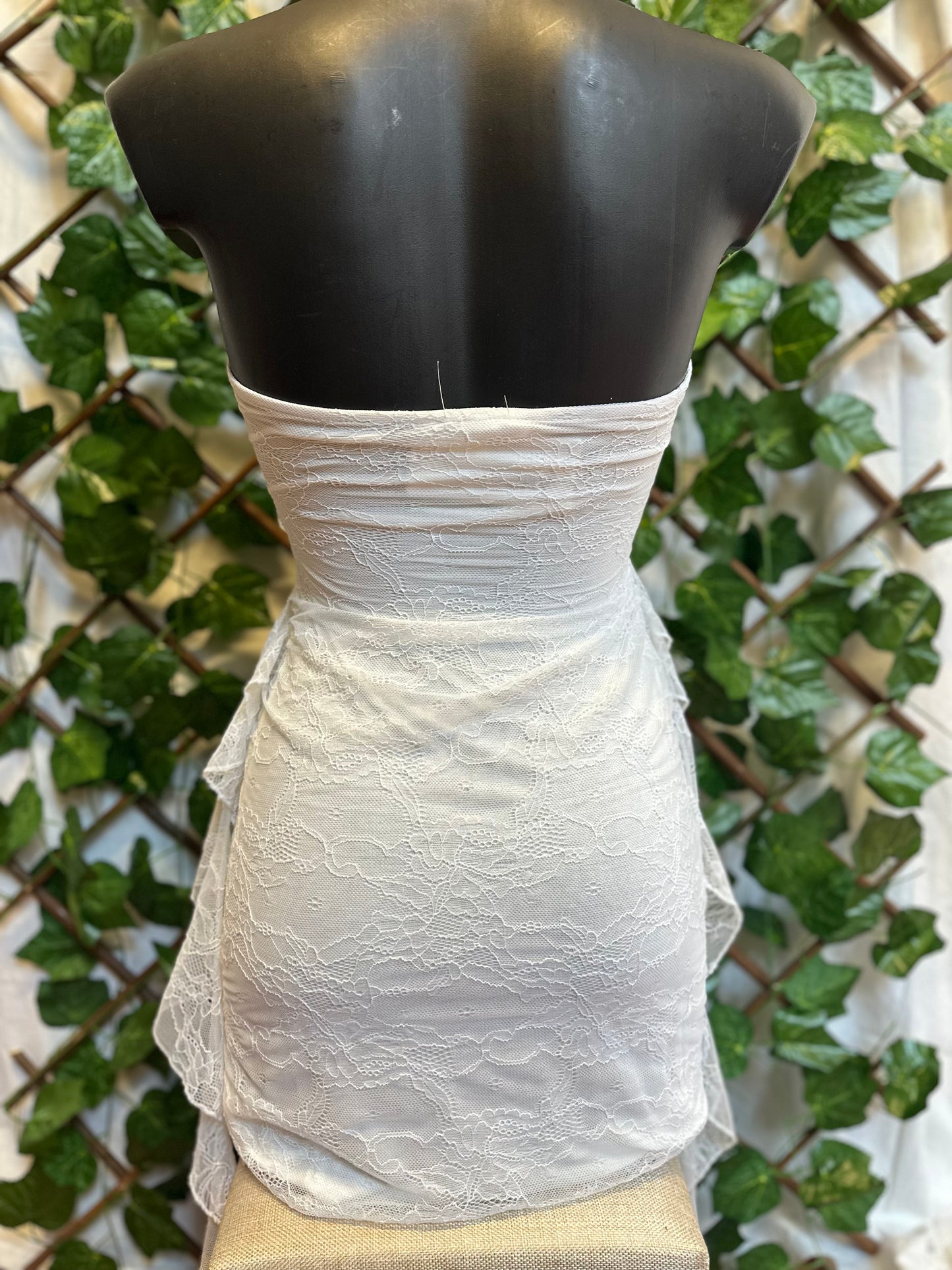 Vestito Bianco in Pizzo – Modello Fascia con Drappeggio Laterale | Elegante & Sexy