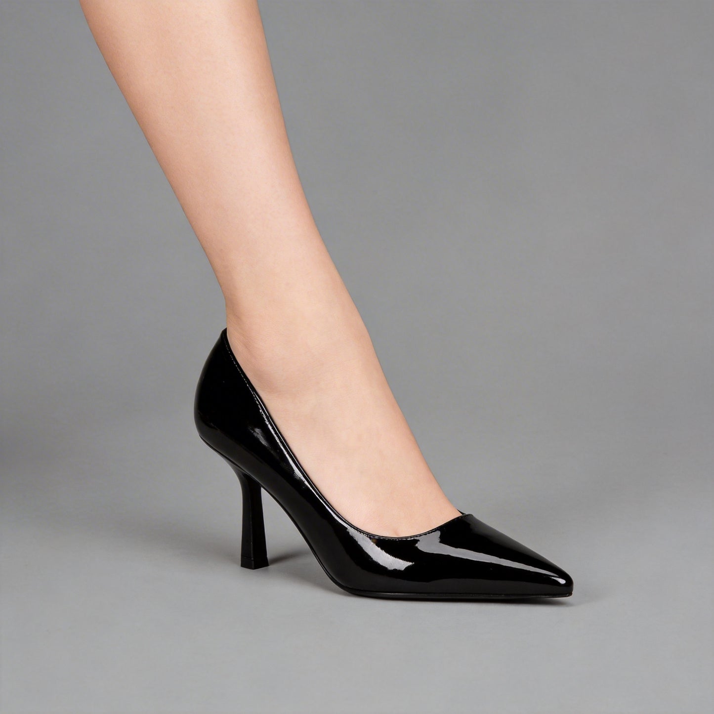 Décolleté "Essential Gloss" – Raffinatezza in Vernice a Punta Sfilata