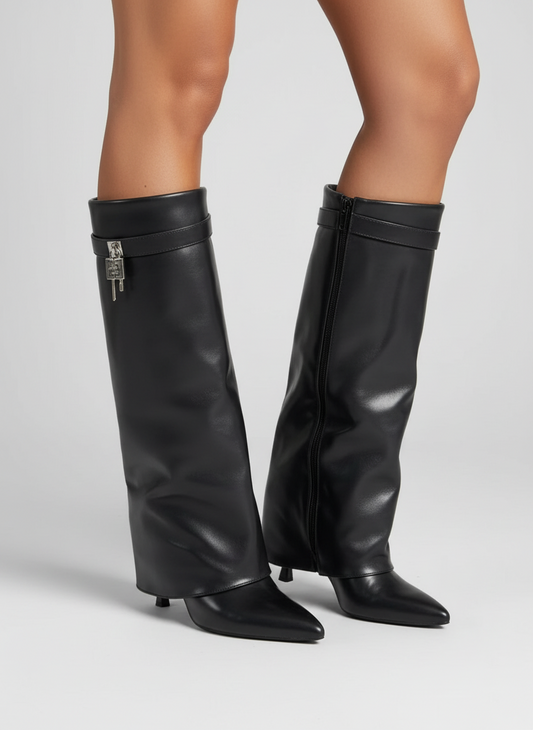 🔒 Vuoi stivali eleganti con un dettaglio che non passa inosservato?

Questi stivali neri con tacco a spillo e lucchetto argento sono pensati per chi vuole un look sexy e deciso.
Il tacco sottile da 8,5 cm slancia senza essere eccessivo, mentre il lucchetto metallico aggiunge un tocco strong e originale.
Perfetti per outfit da sera, shooting, live o semplicemente per sentirti più potente.

✨ Stivali con Tacco a Spillo + Lucchetto – Sexy, Grintosi, Iconici

Perché sono unici

Taglie disponibili: 36 / 37 / 38