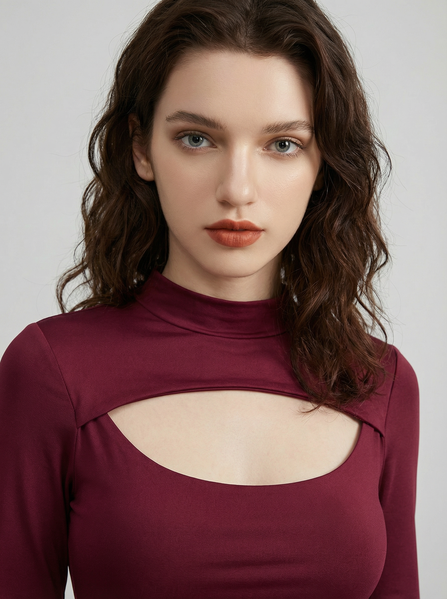 Mini Dress Bordeaux Cut-Out a Collo Alto – Eclissi di Luna